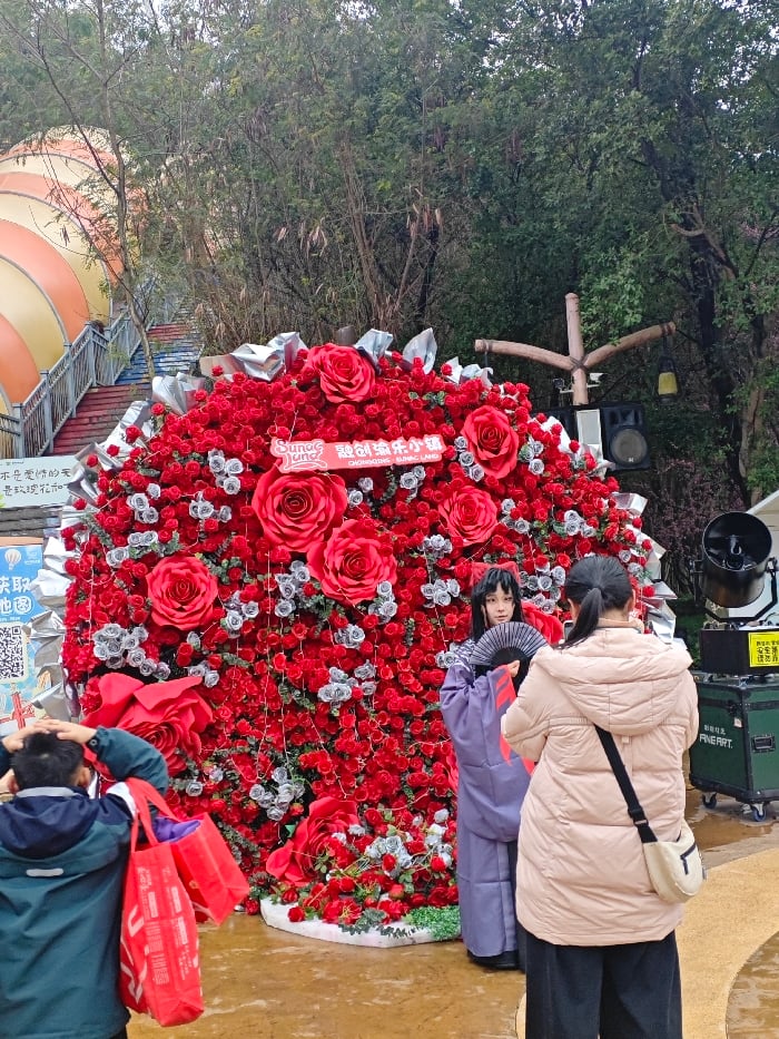 Traditional performances, theme park activities documented at Chongqing Sunac Land
