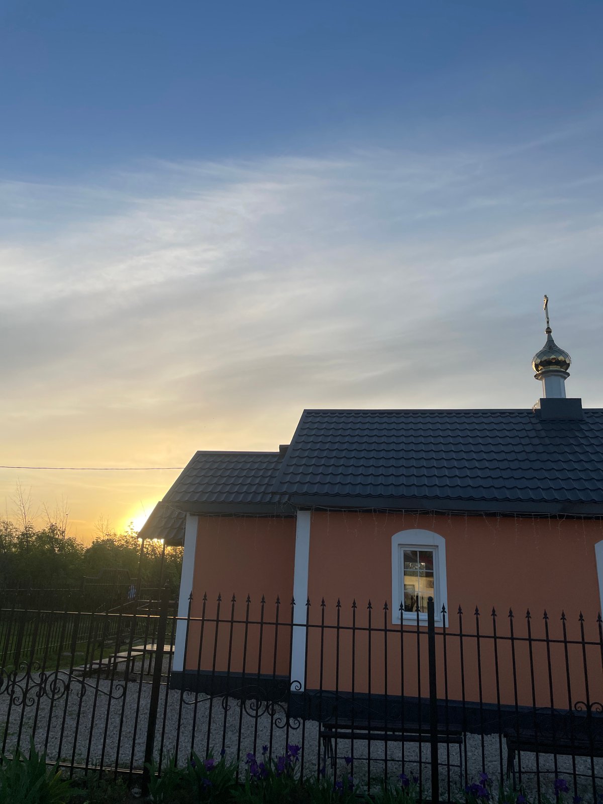 Everyday moments captured across Saratov during evening hours