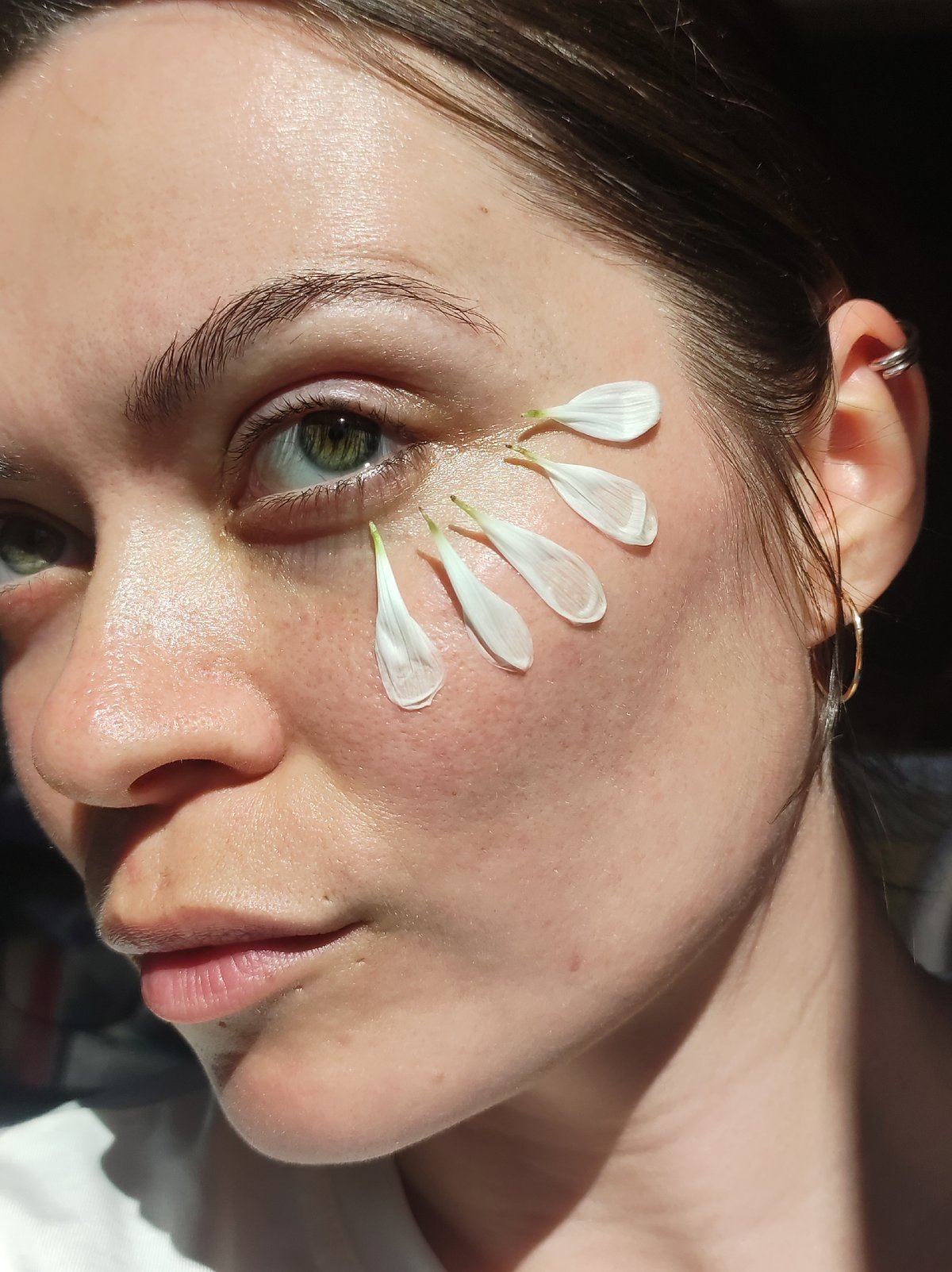 Woman photographed in artistic portraits during morning hours