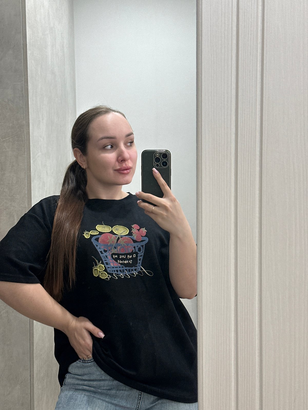 Woman Takes Mirror Selfies in Early Morning Russia Session