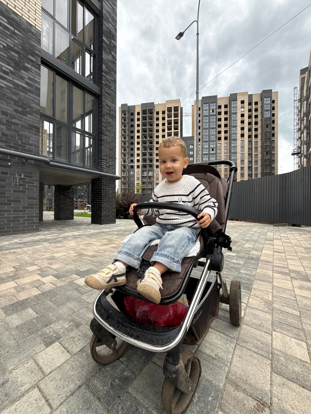 Selfies with a stroller outside Rusanovo apartment buildings