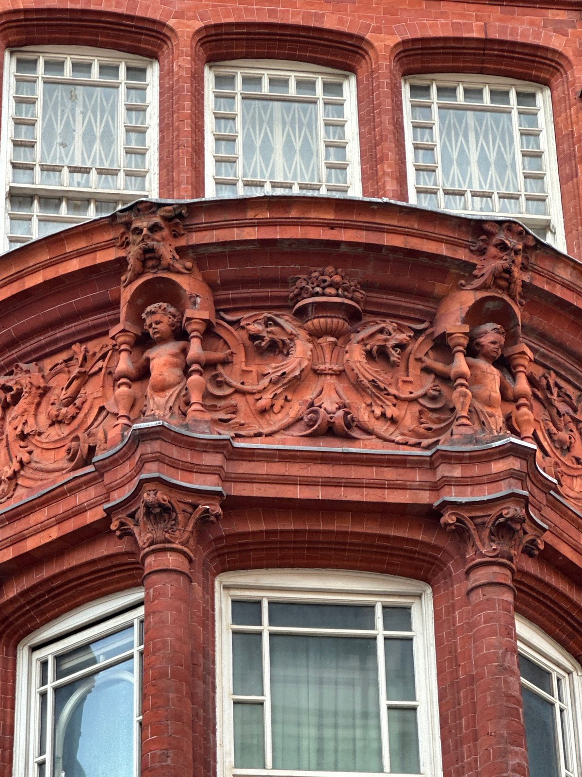 Tourist captures London royal landmarks during afternoon walkabout