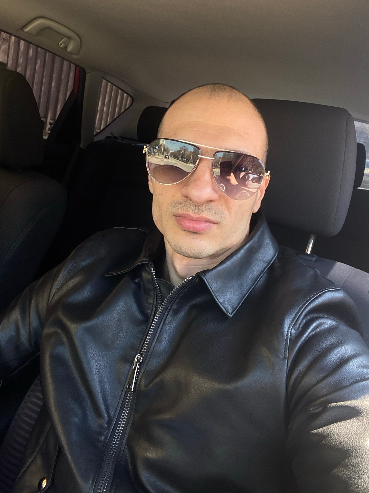 Man in leather jacket spotted in car in Pleven
