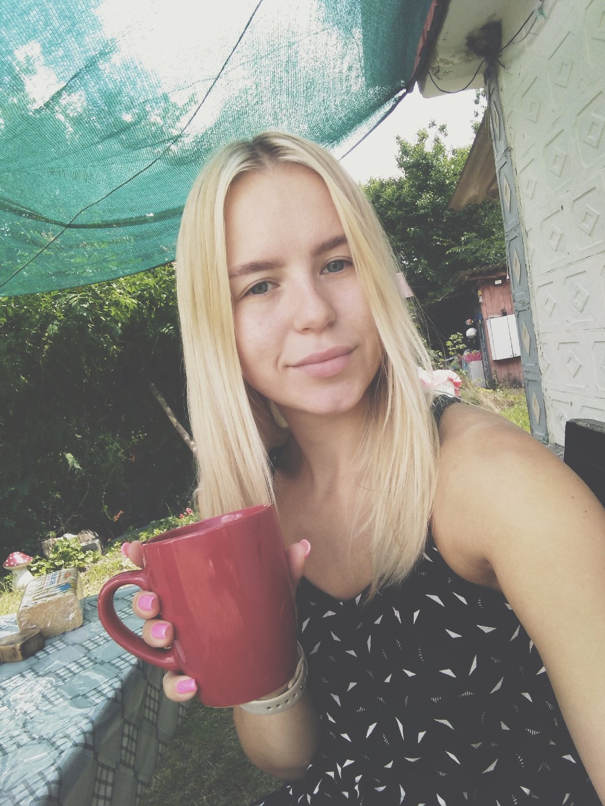 Lazy summer morning at an outdoor table in Radisne