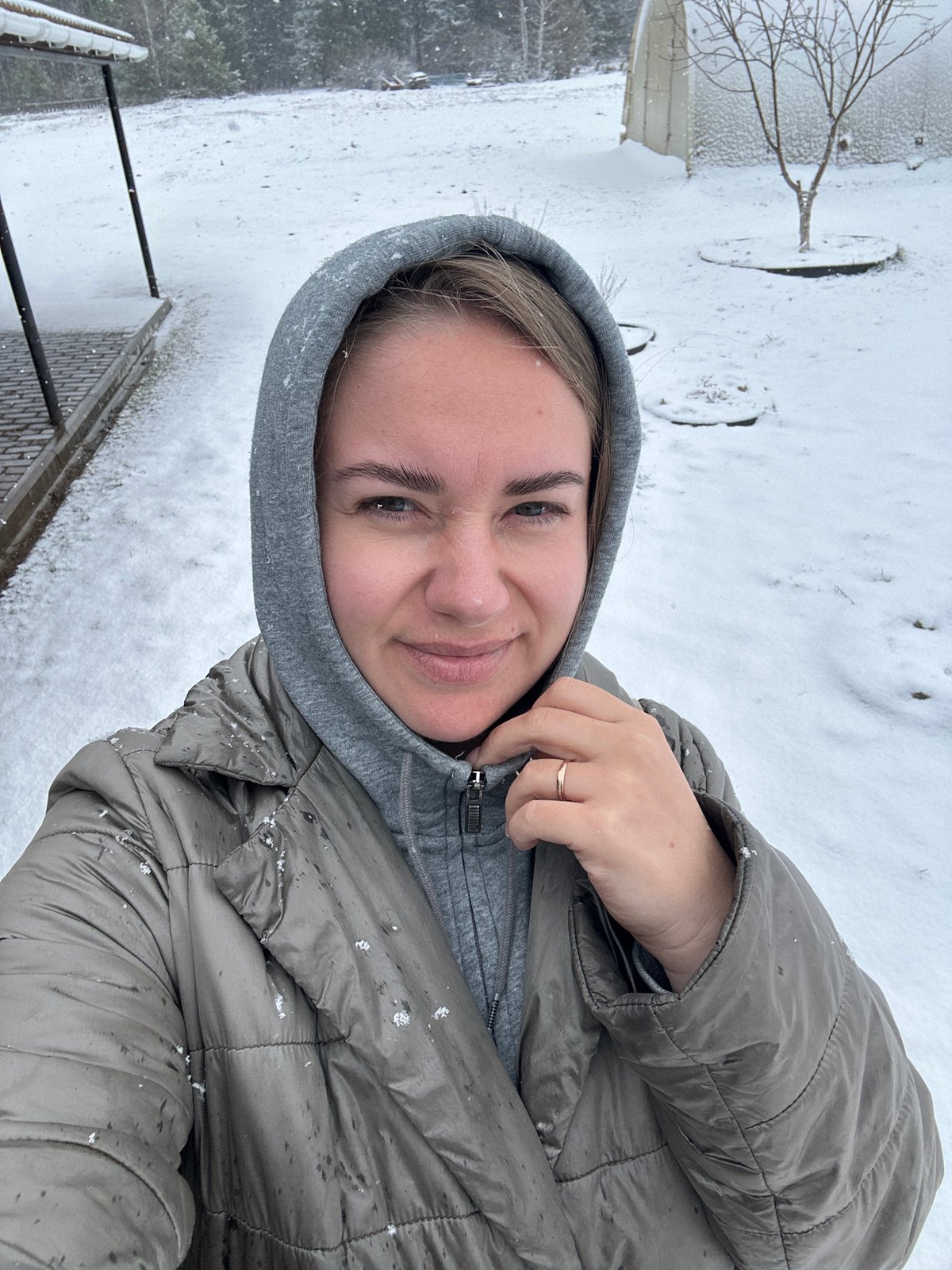 Fresh snowfall documented in Уральское, Russia with footprint evidence