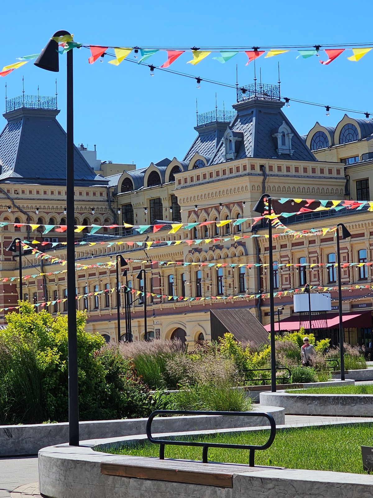Festive public space in sunny central Nizhny Novgorod