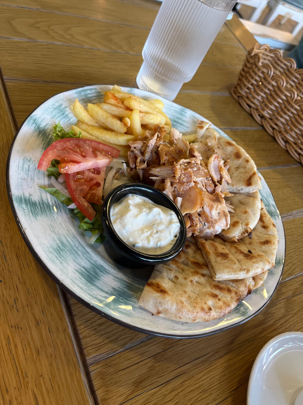 Tourist documents afternoon stroll through Sochi's dining and sightseeing spots