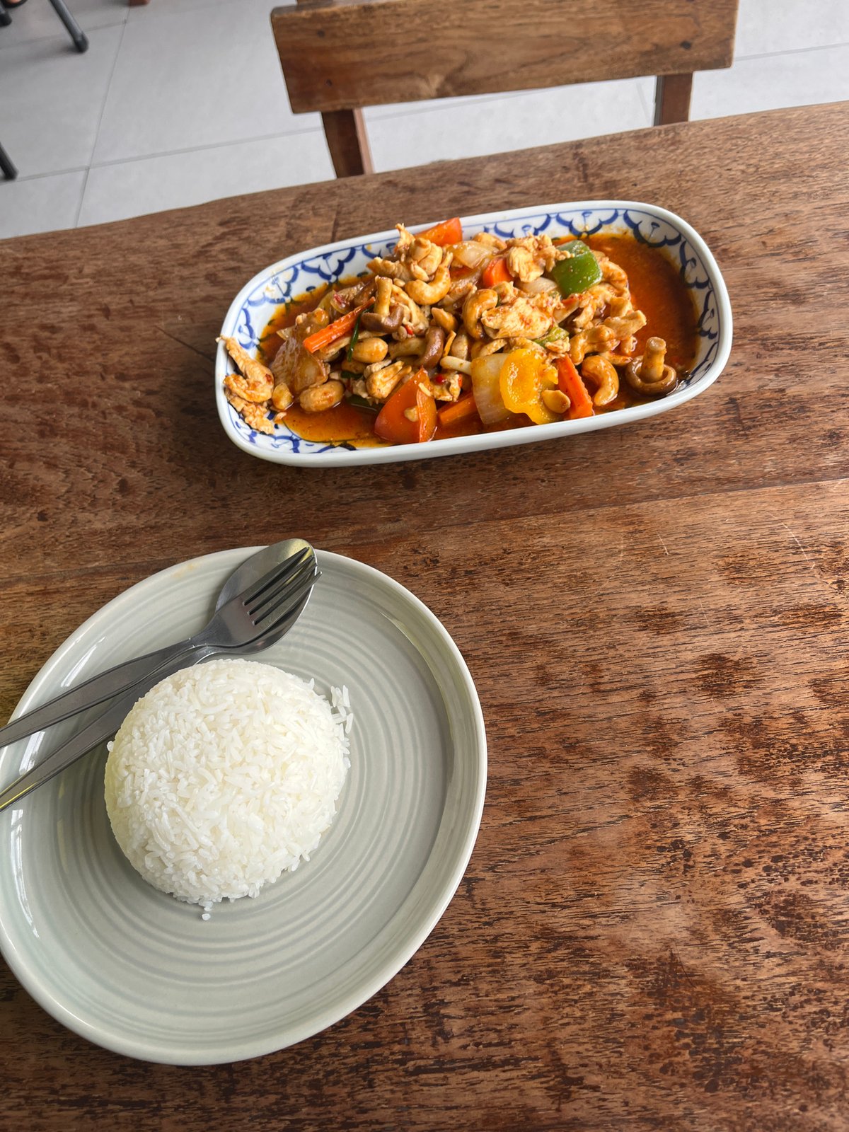 Cashew chicken and a cat at Kat's Kitchen, Chiang Mai