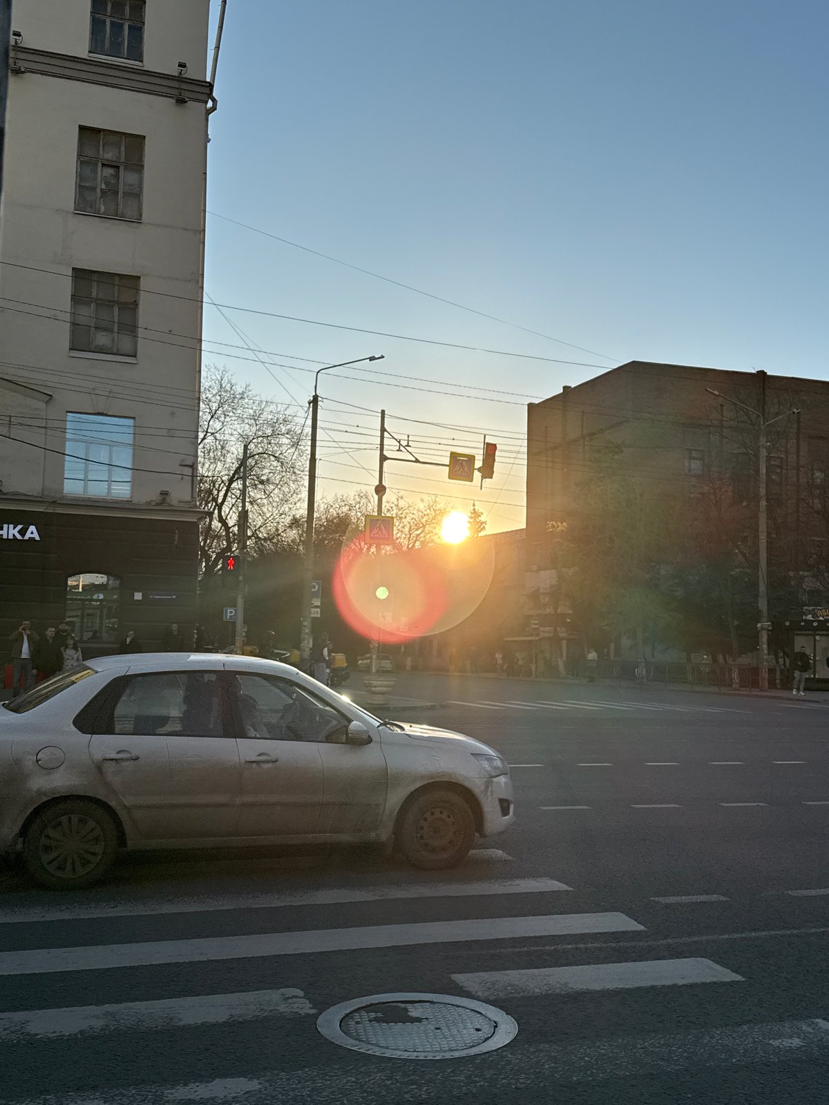 Car blocks pedestrian crossing in Rostov-on-Don