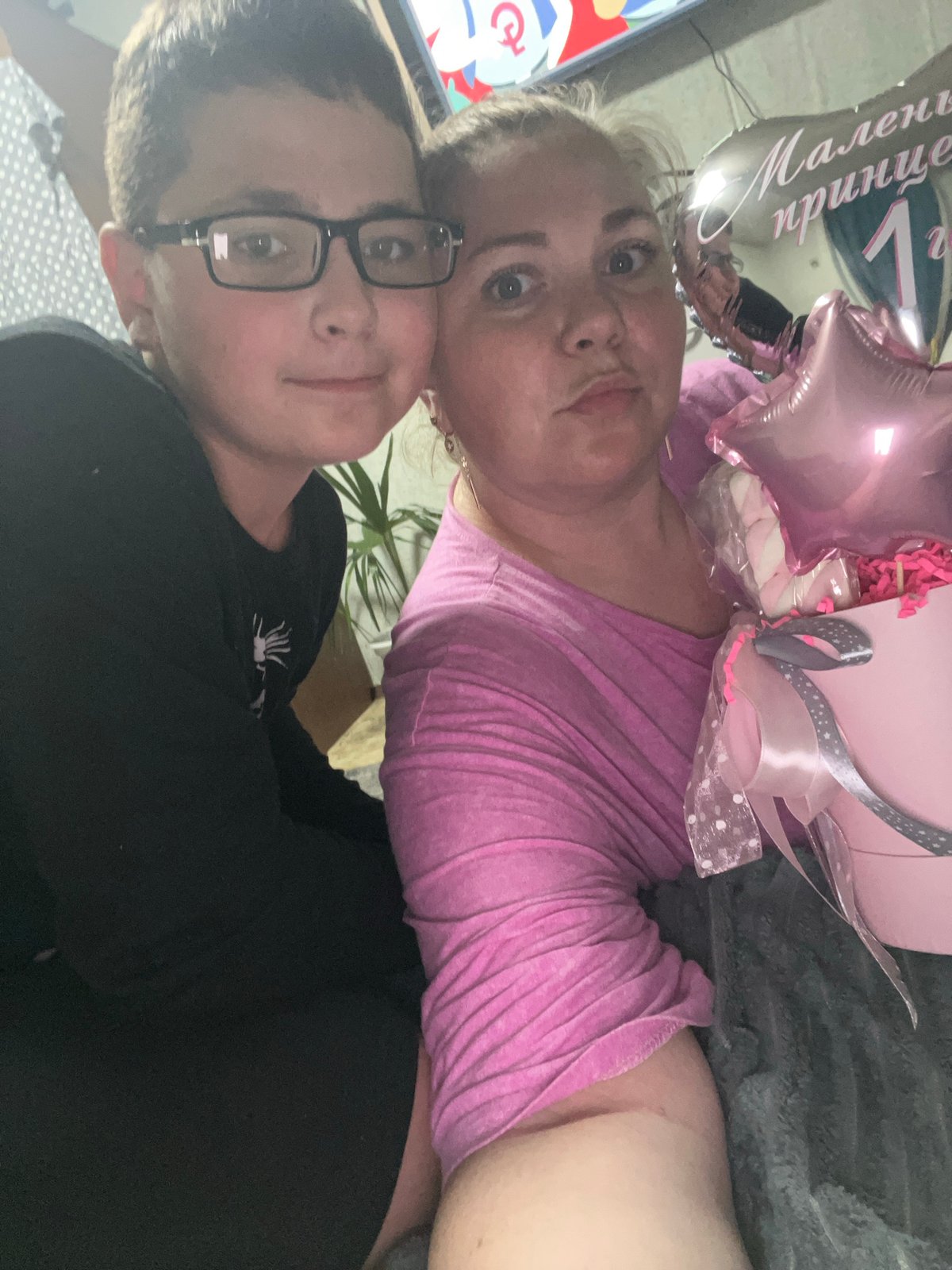 Birthday party with balloons, gifts, and family in Фоки
