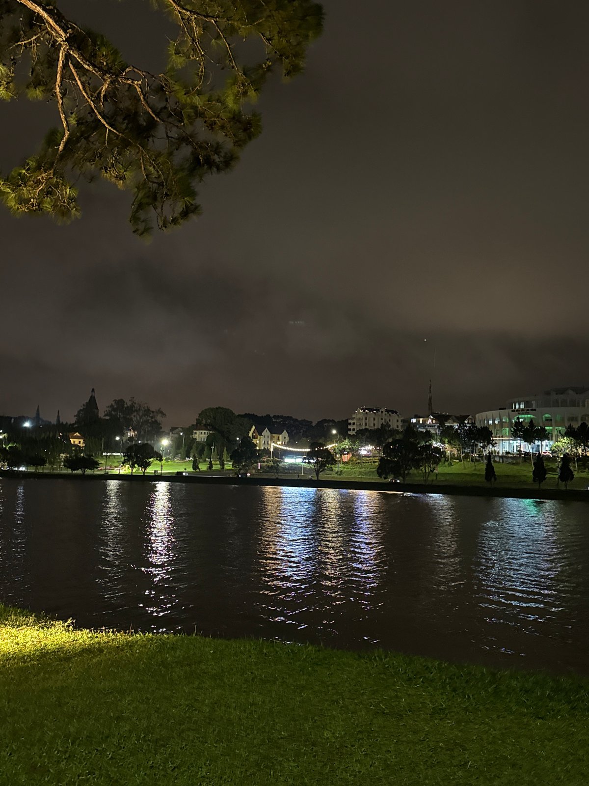 Night photographer captures tranquil lakeside scenes in Da Lat