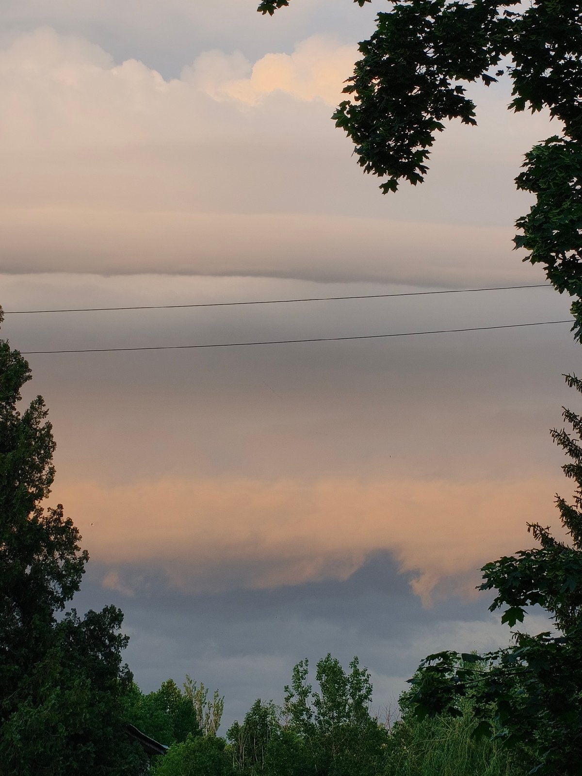 Evening scenes captured across Kryvyi Rih parks and neighborhoods