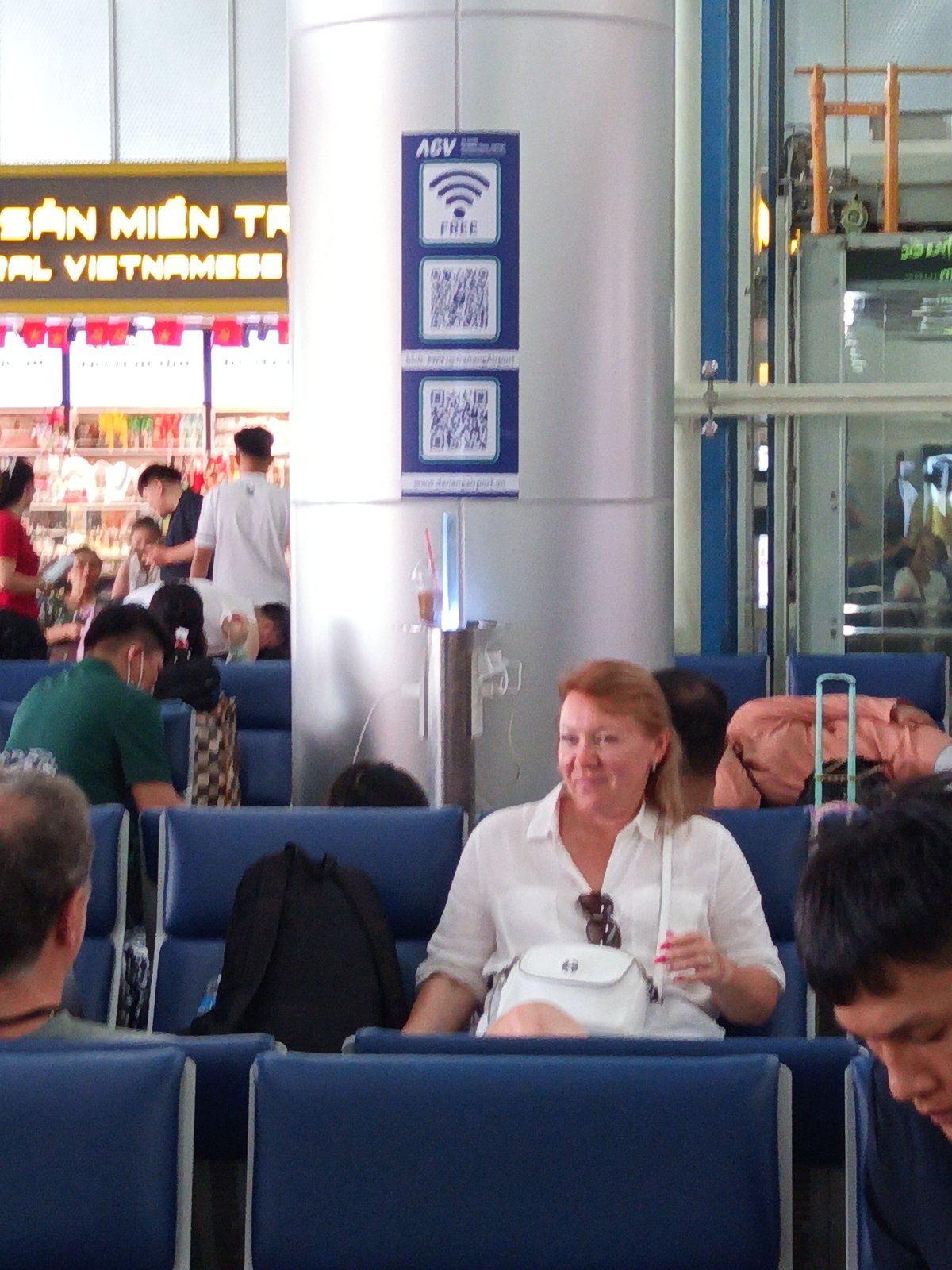 Morning foot traffic through Đà Nẵng International Airport terminal