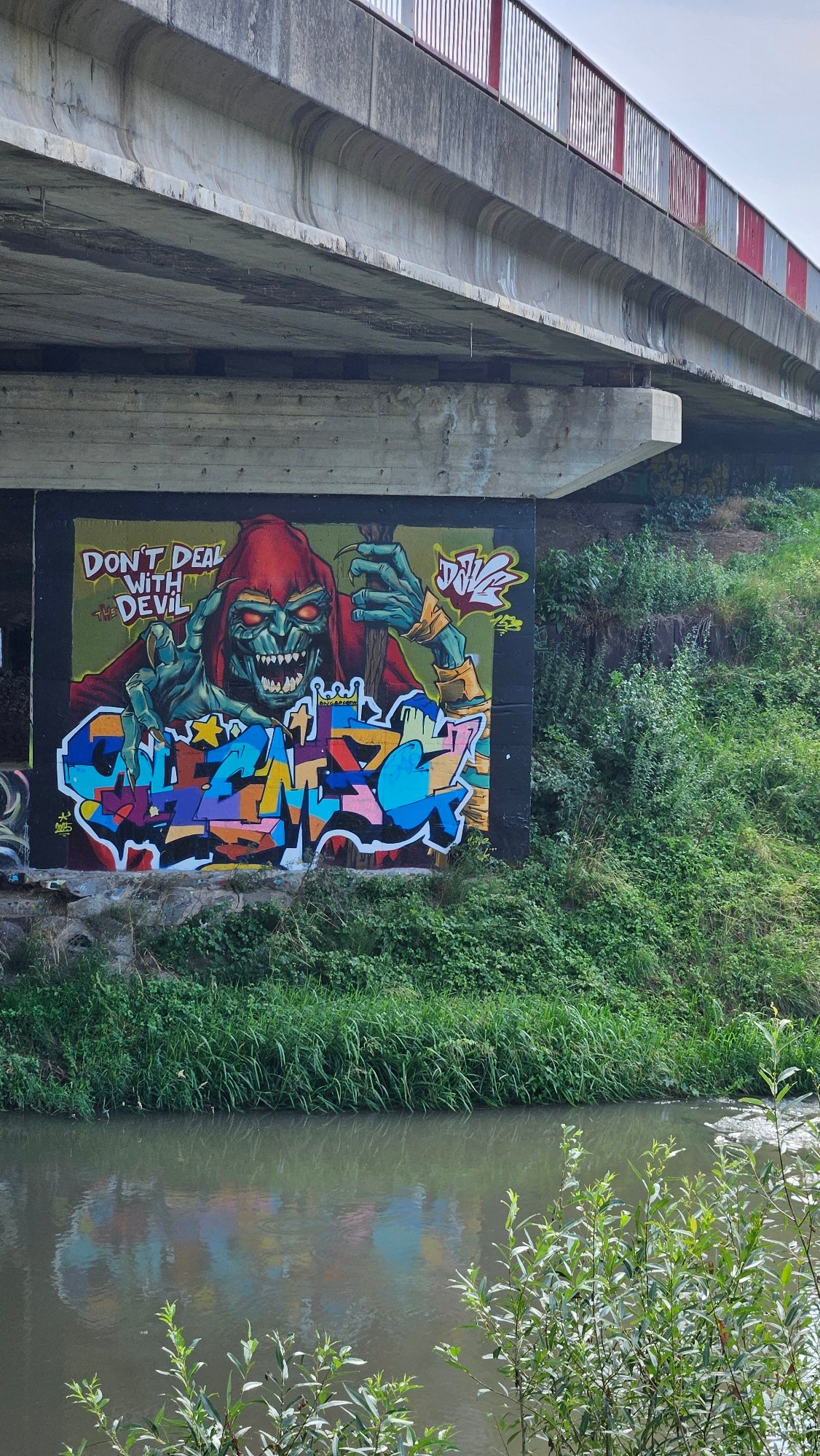 Morning stroll along Prešov's Sekčov River, herons and graffiti bridges