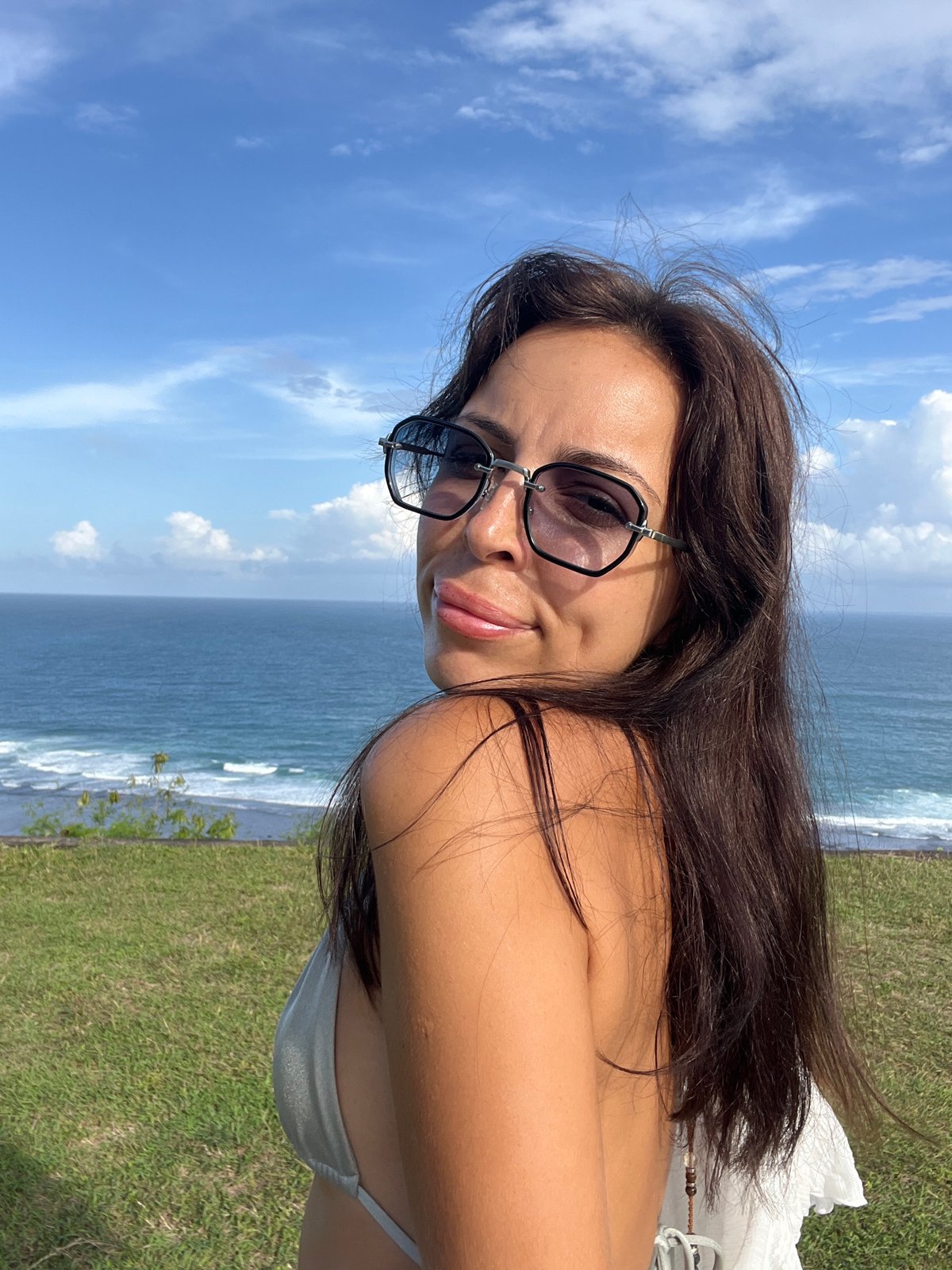 Photo session at Indonesian coastal cliffs captures paragliders overhead