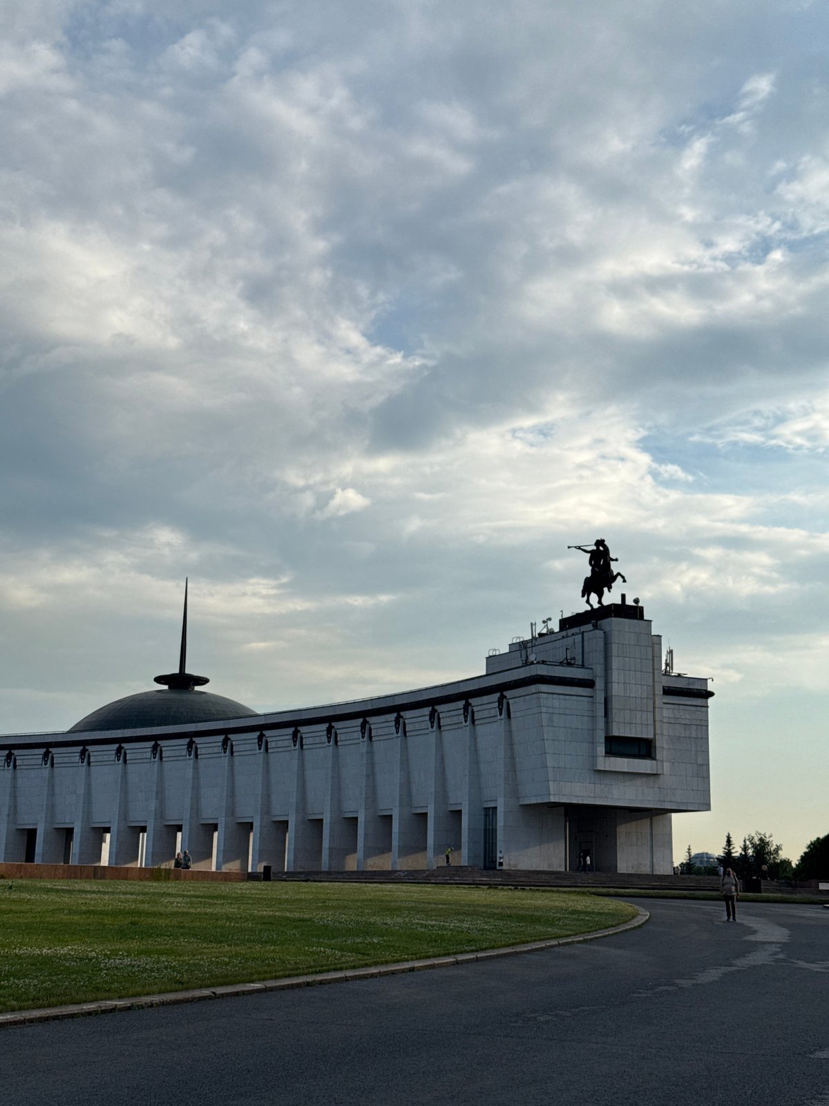 Evening scenes captured at Moscow's Victory Park memorial complex