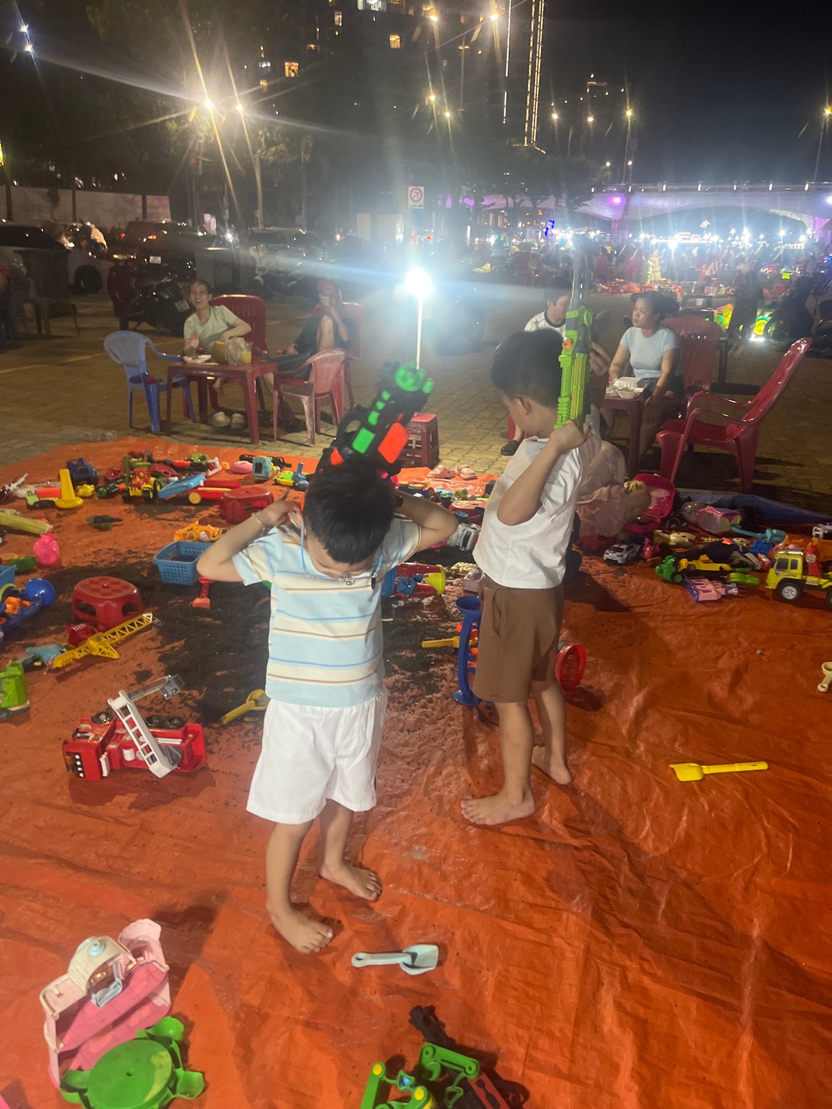 Night market activities along Han River waterfront in Đà Nẵng