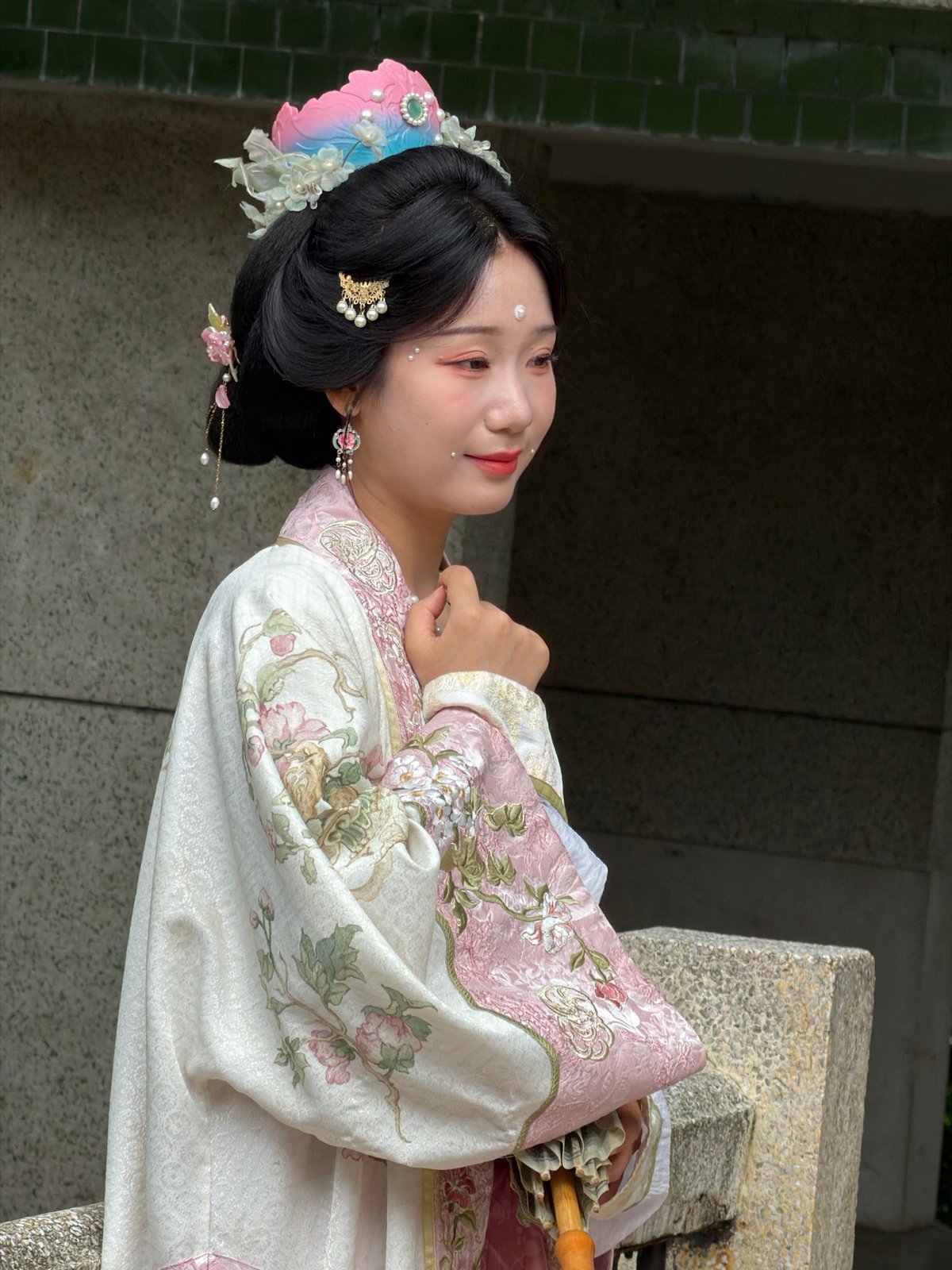 Traditional Chinese fashion photo shoot in Yuzhong District gardens