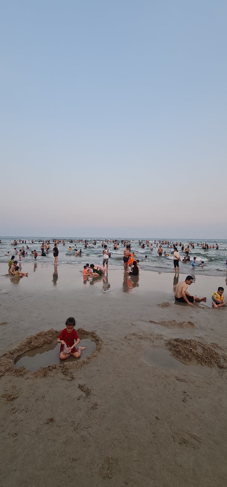 Crowded beach scene observed in Đà Nẵng, Vietnam