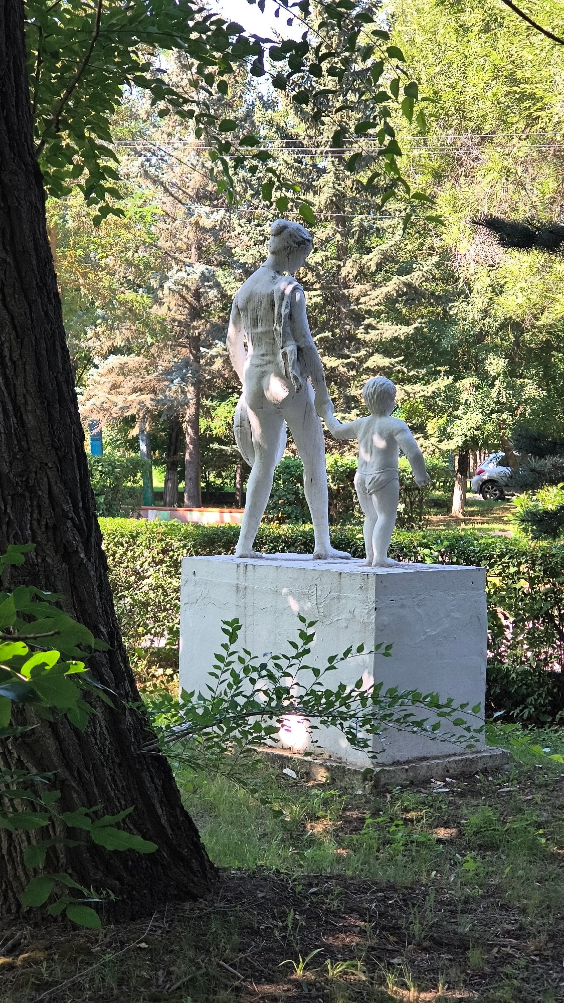 Public art and summer greenery in a Mikhaylovka park