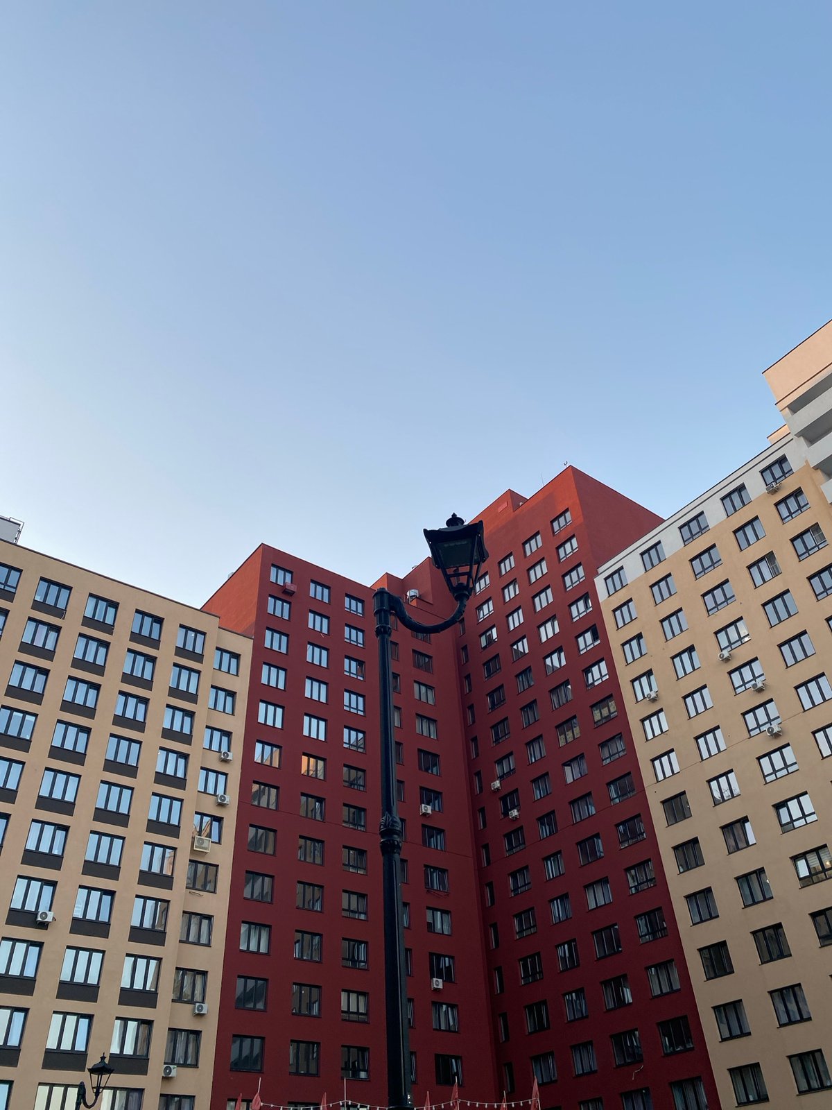 Sunset stroll through Yekaterinburg captures architecture, park life