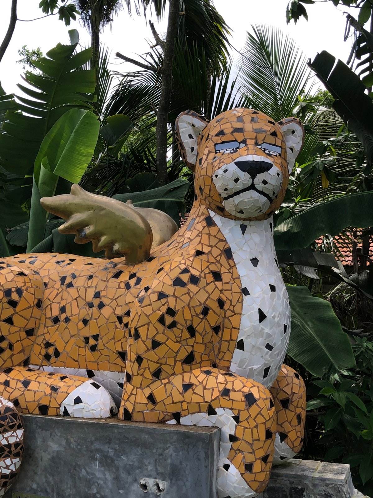 Mosaic jaguar statue spotted in tropical setting, Kabalana