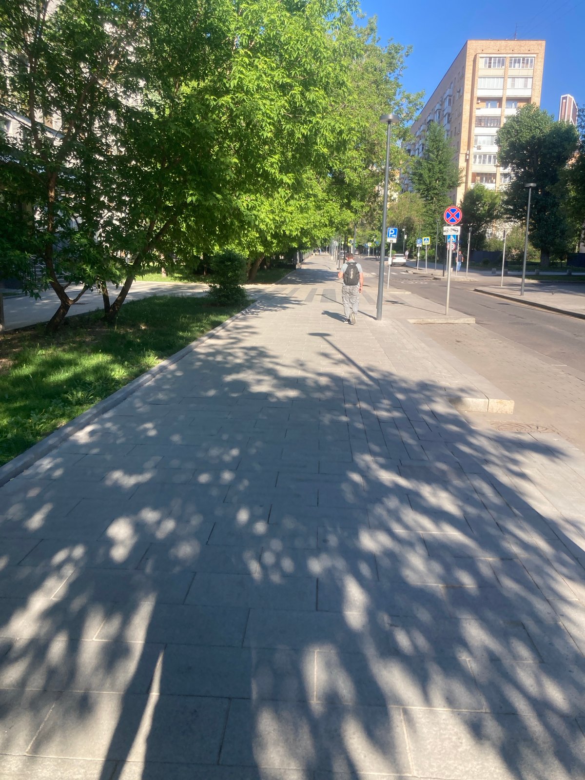 Early morning pedestrian activity documented across central Moscow