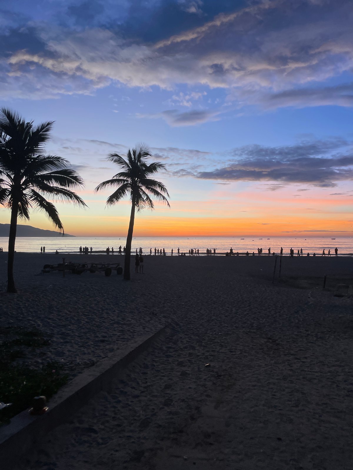 Golden hour walk along Mỹ Khê Beach, Đà Nẵng