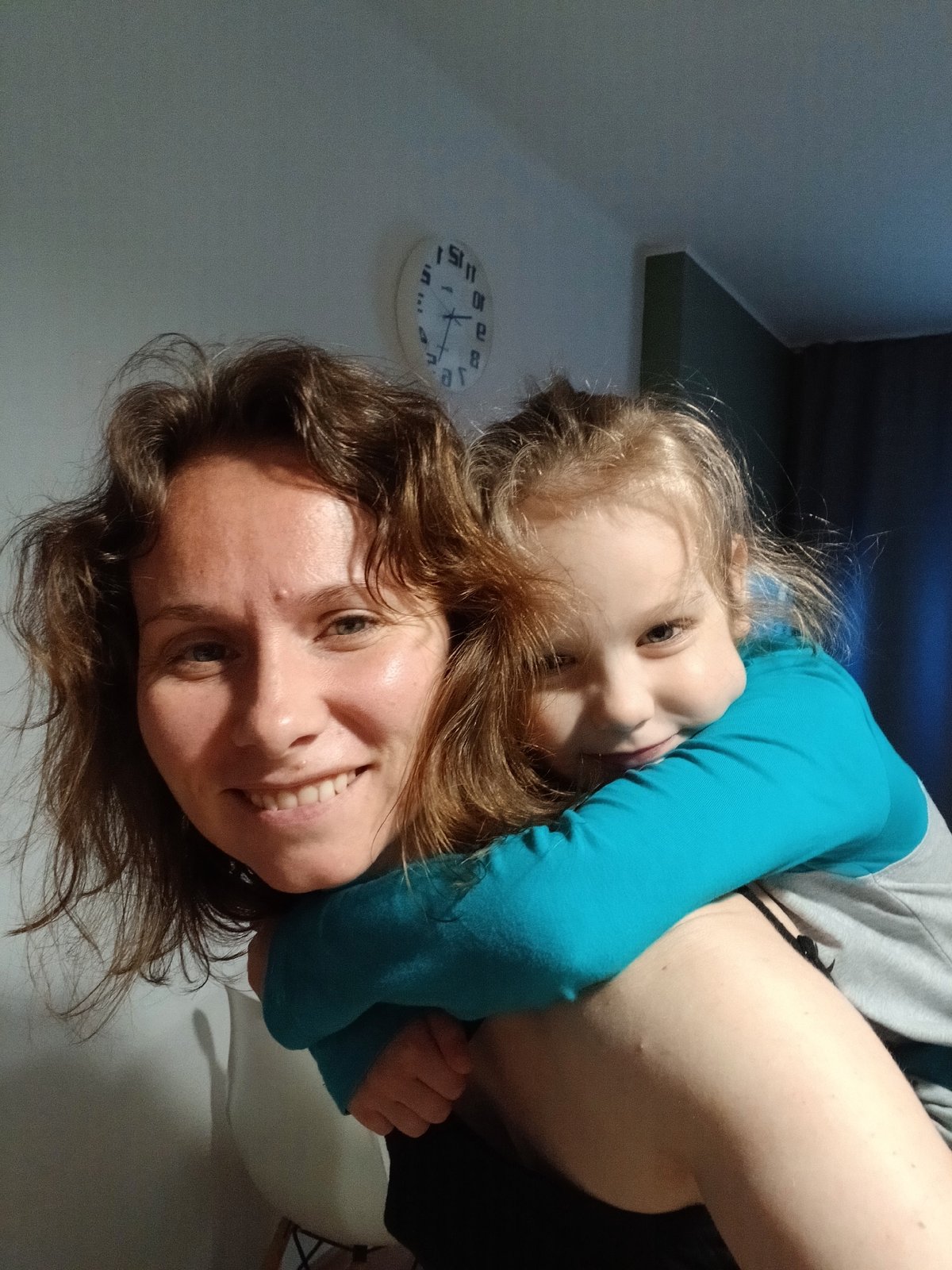 Family playtime captured in Yekaterinburg children's room with balloons
