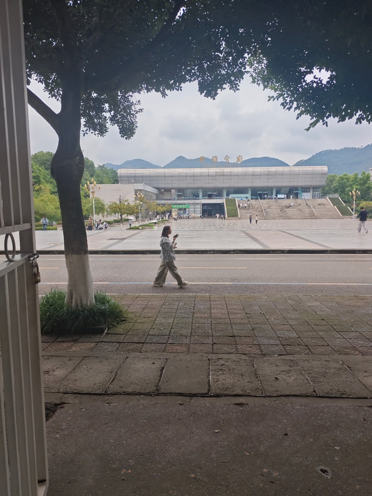 Early morning journey documented through Chongqing High-tech Zone