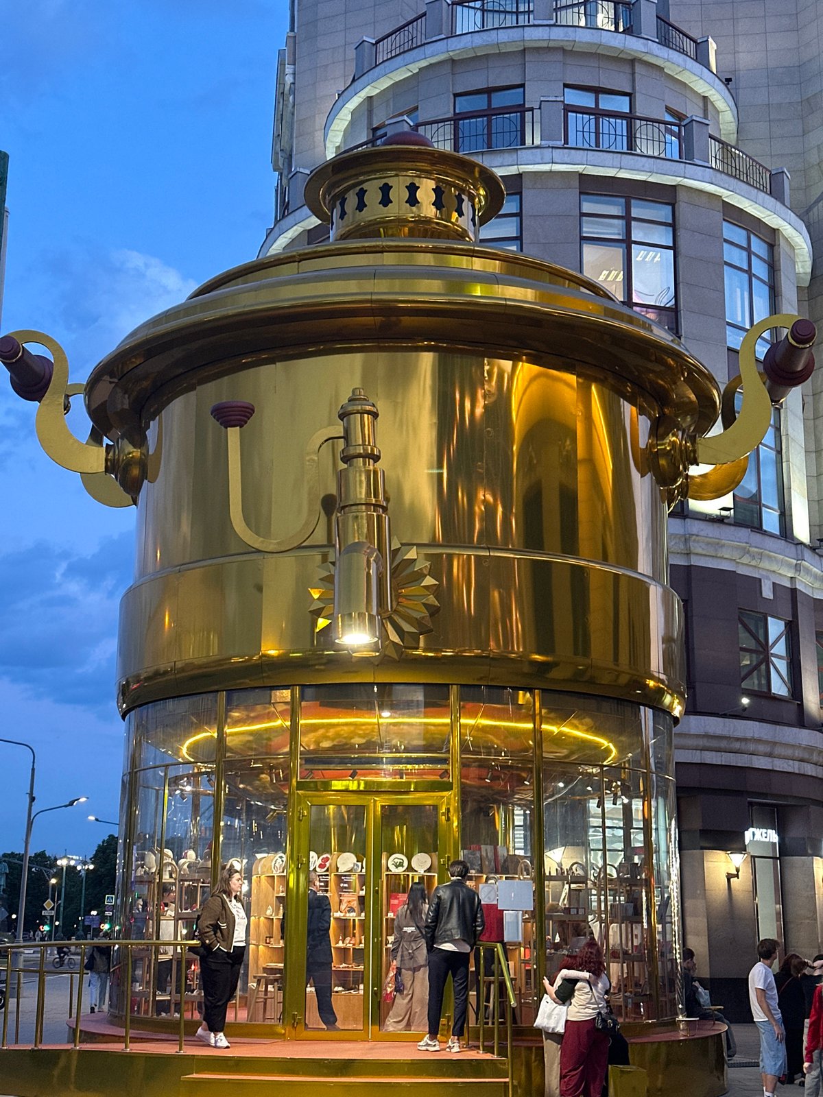 Golden samovar-like structure appears on Moscow street amid motorcyclists