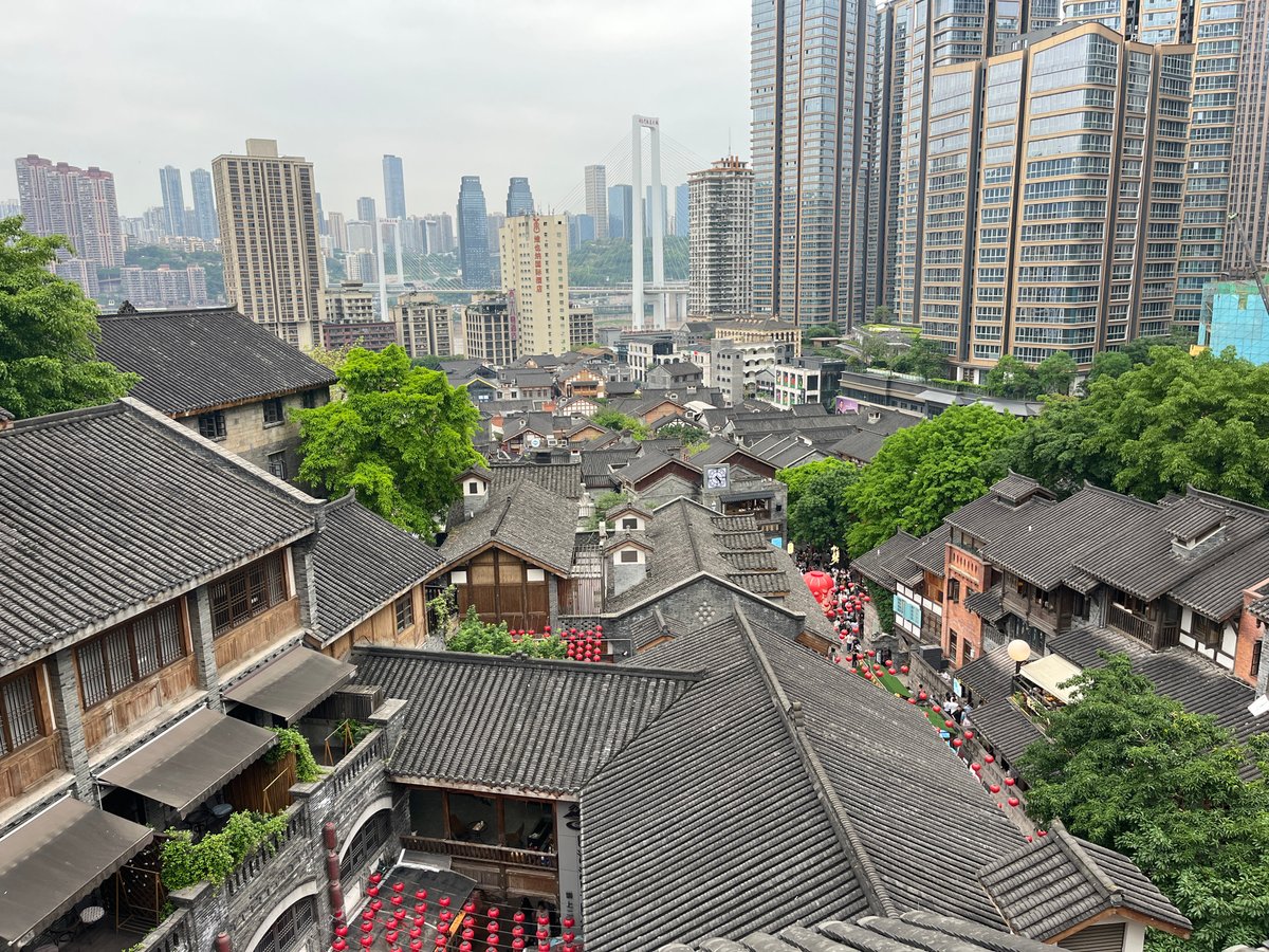 Daily life documented in busy Yuzhong District cultural areas