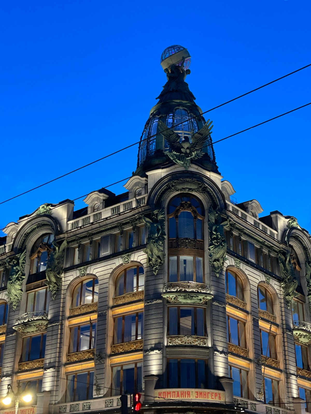 Evening stroll captures Saint Petersburg landmarks and decorative displays