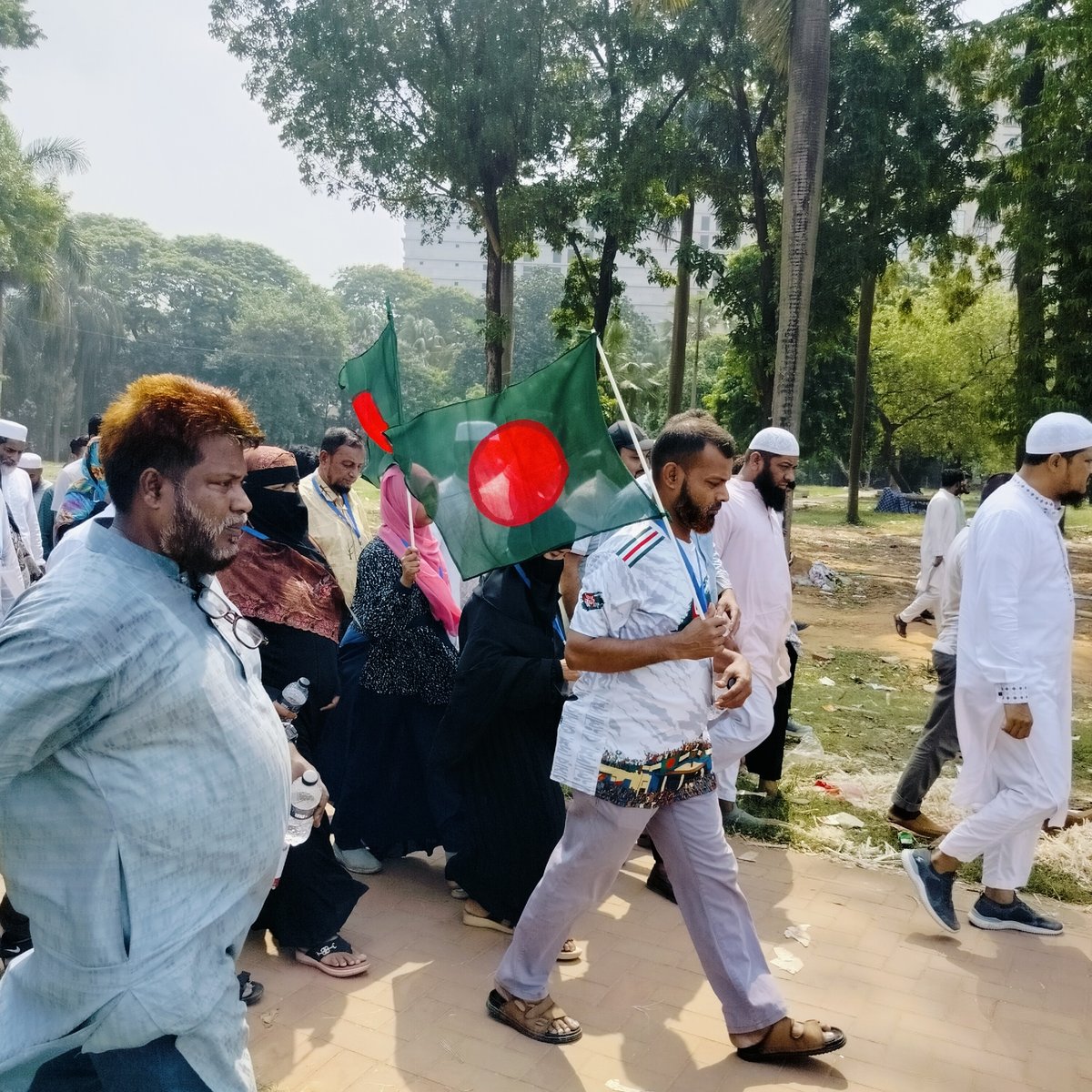 Early morning gathering and construction activity in Dhaka