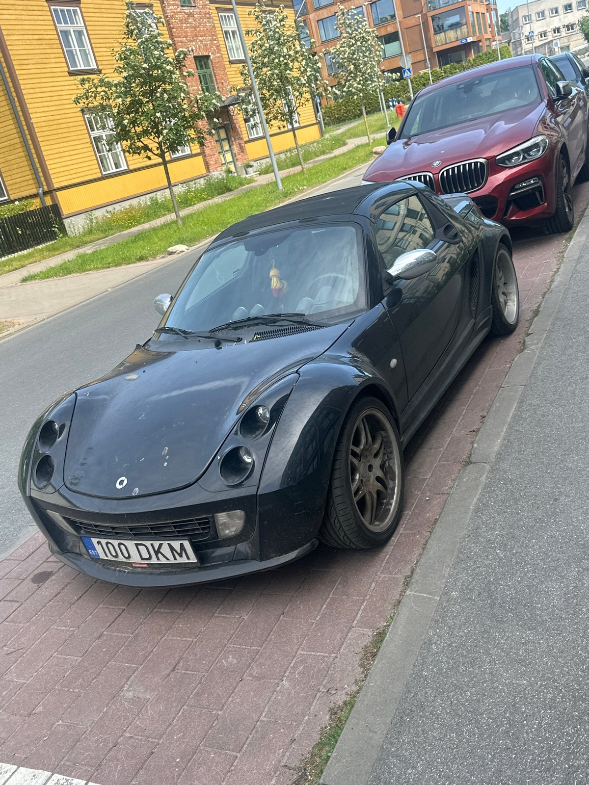Witness Documents Everyday Tallinn Street Life During Midday Hour