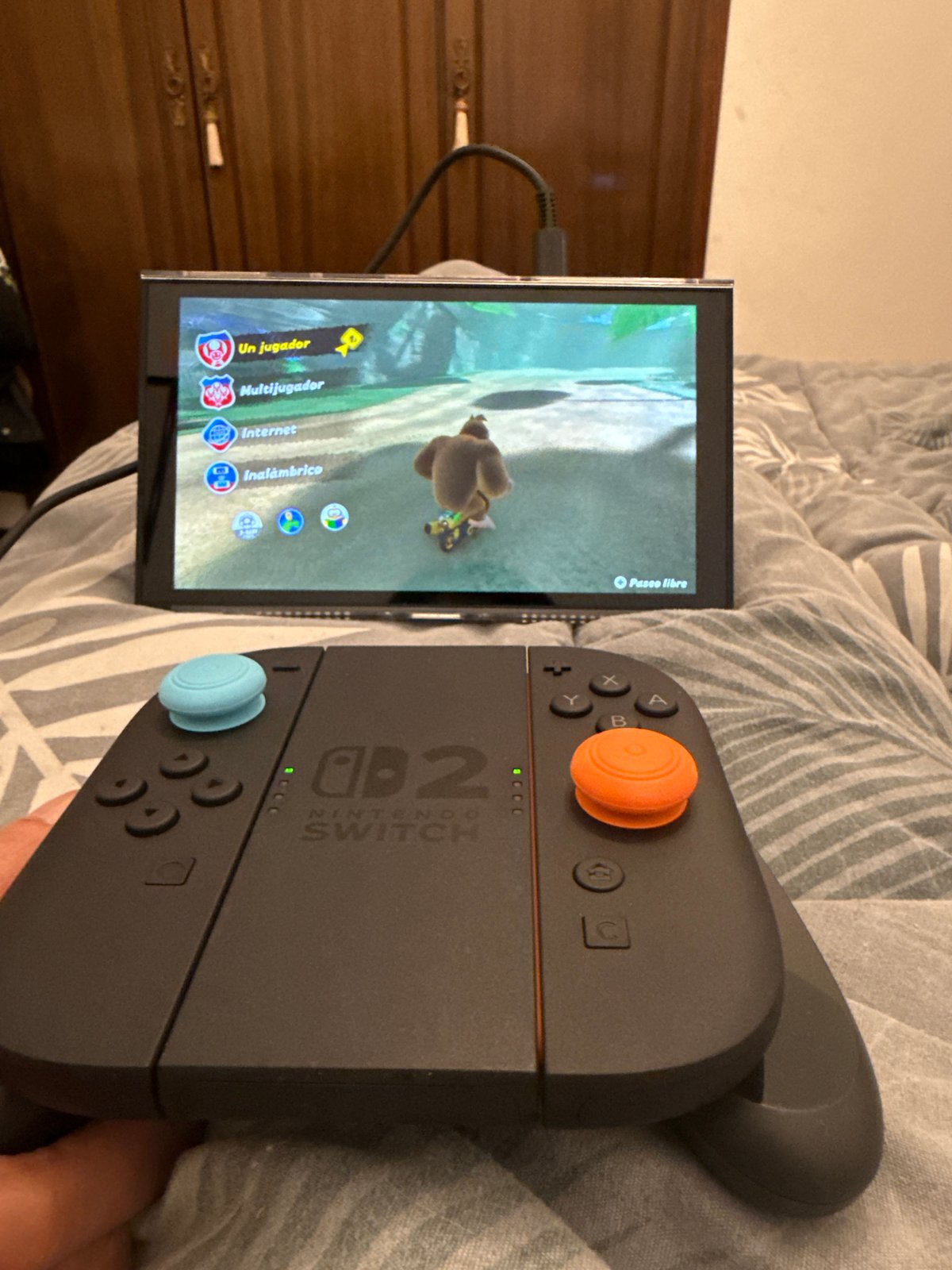 Barcelona gamer plays across Nintendo Switch and MacBook devices