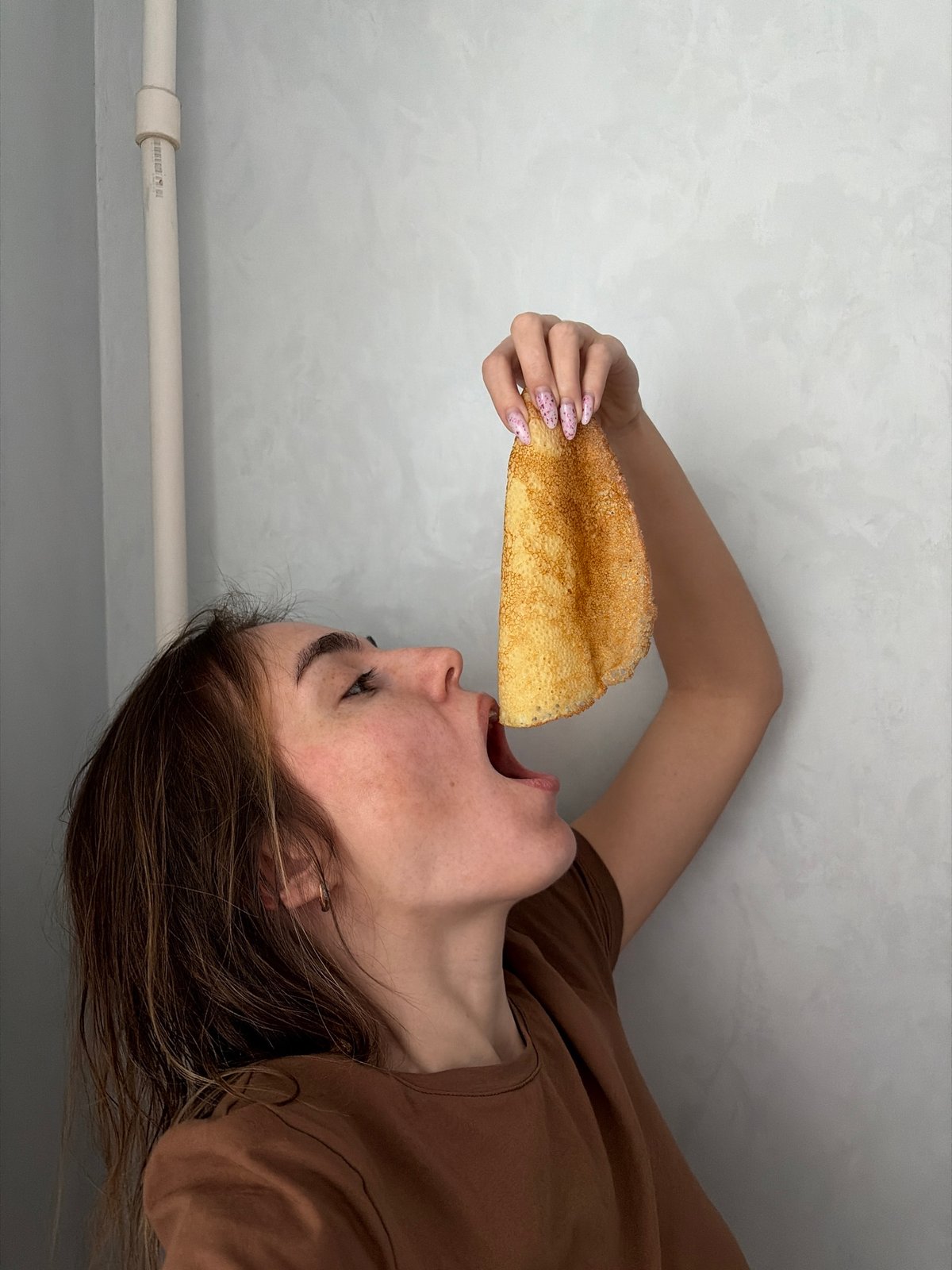 Russians enjoy playful crepe breakfast in Neftekamsk kitchen