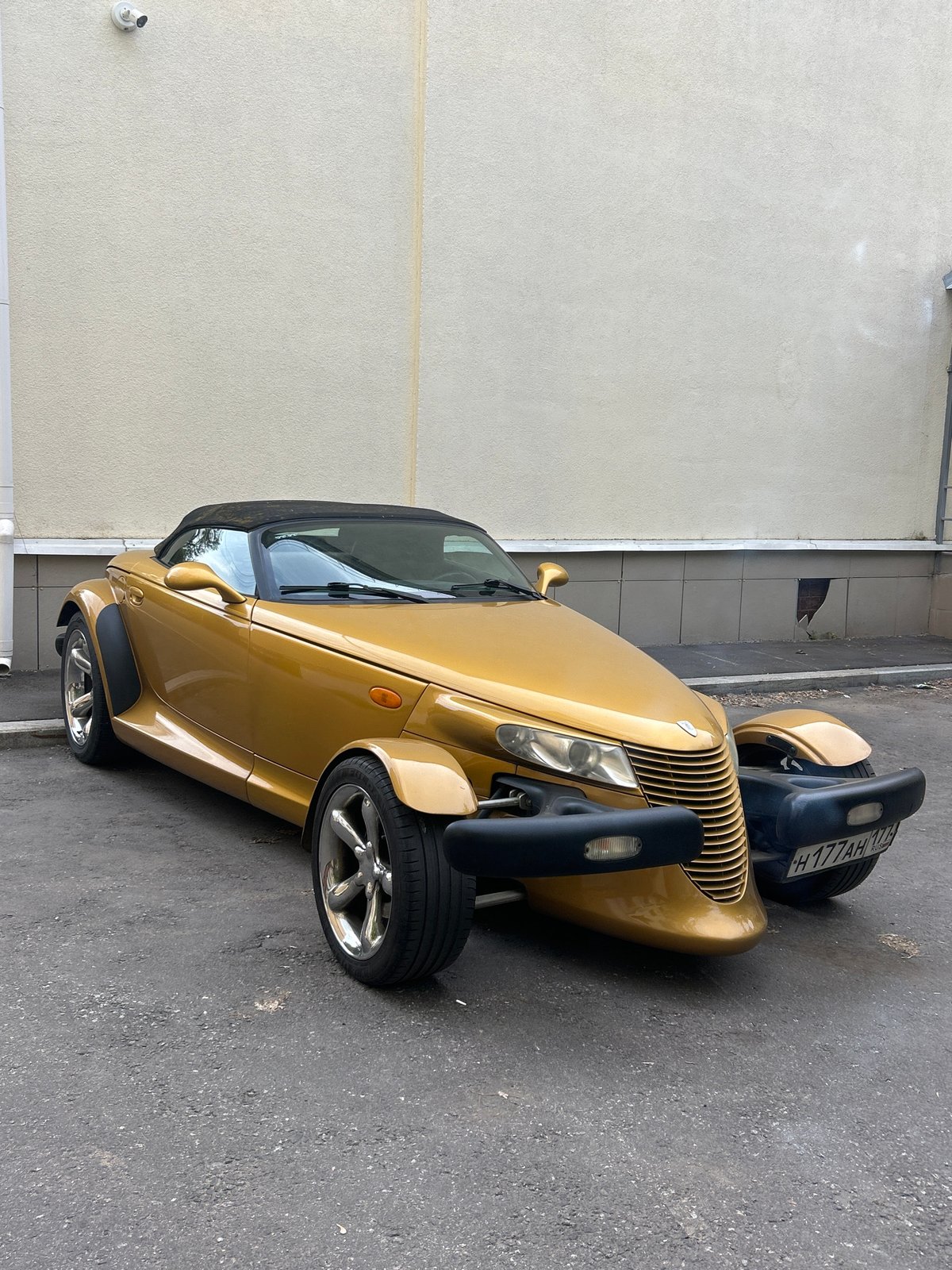 American classic cars turning heads on Moscow streets