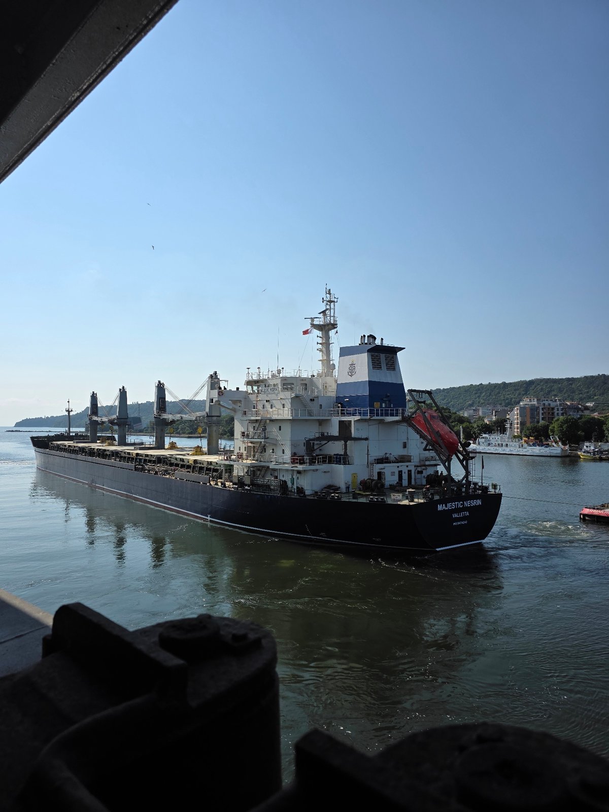 Cargo ship MAJESTIC NESRIN tugboat-assisted into Varna Bay