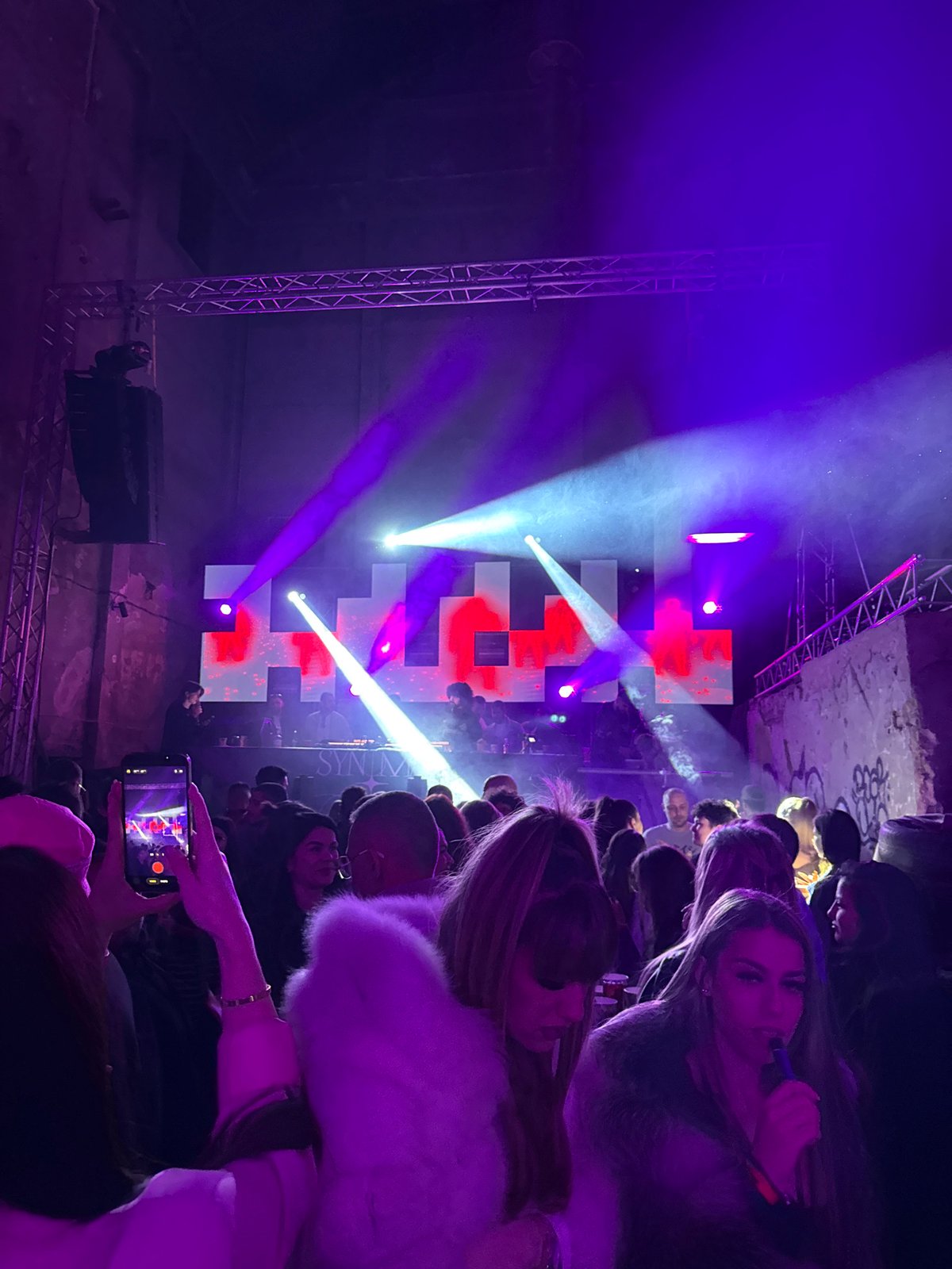DJ performance draws crowd at underground Varna venue
