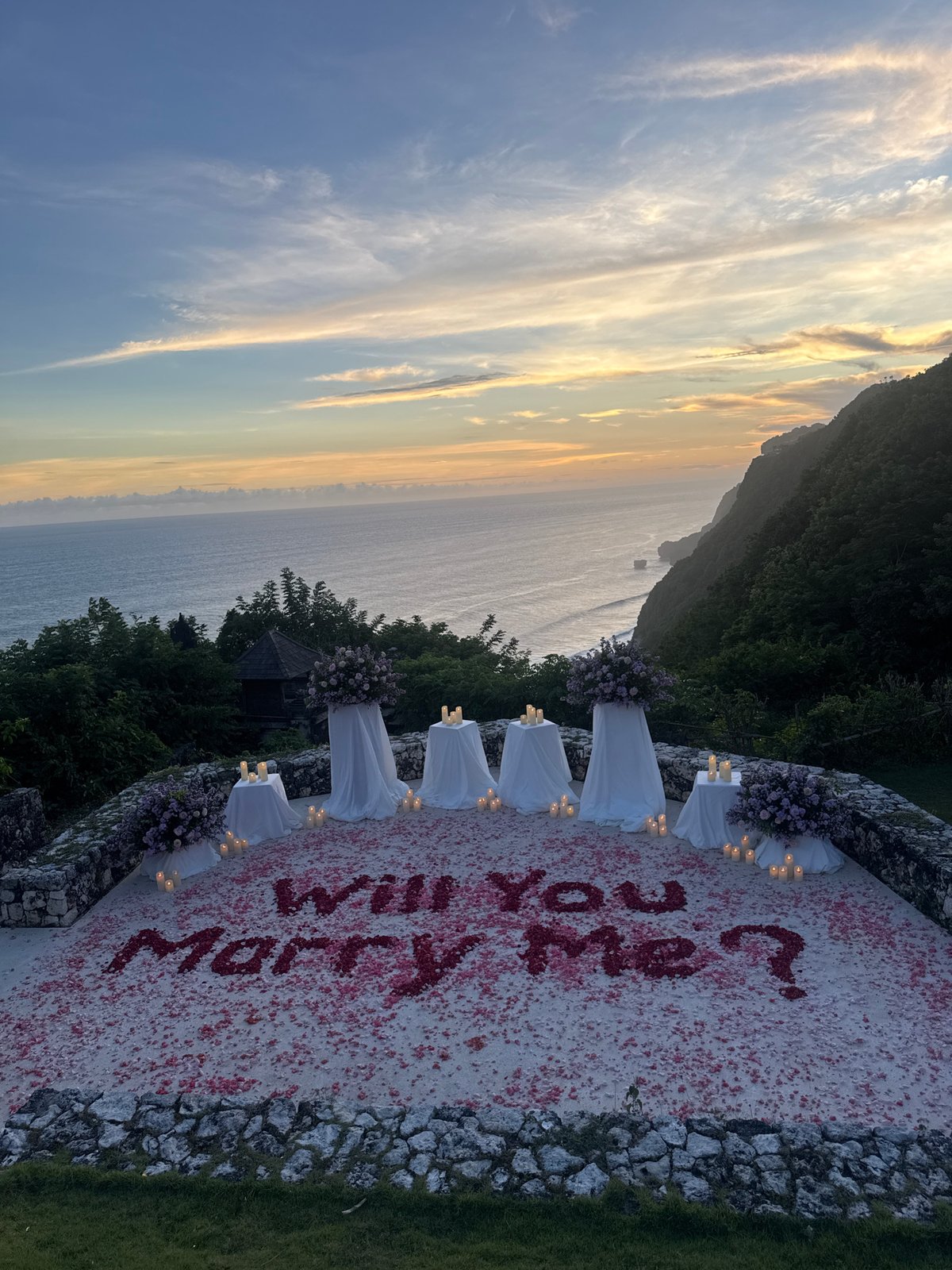 Marriage proposal setup spotted on Kuta Selatan cliffside