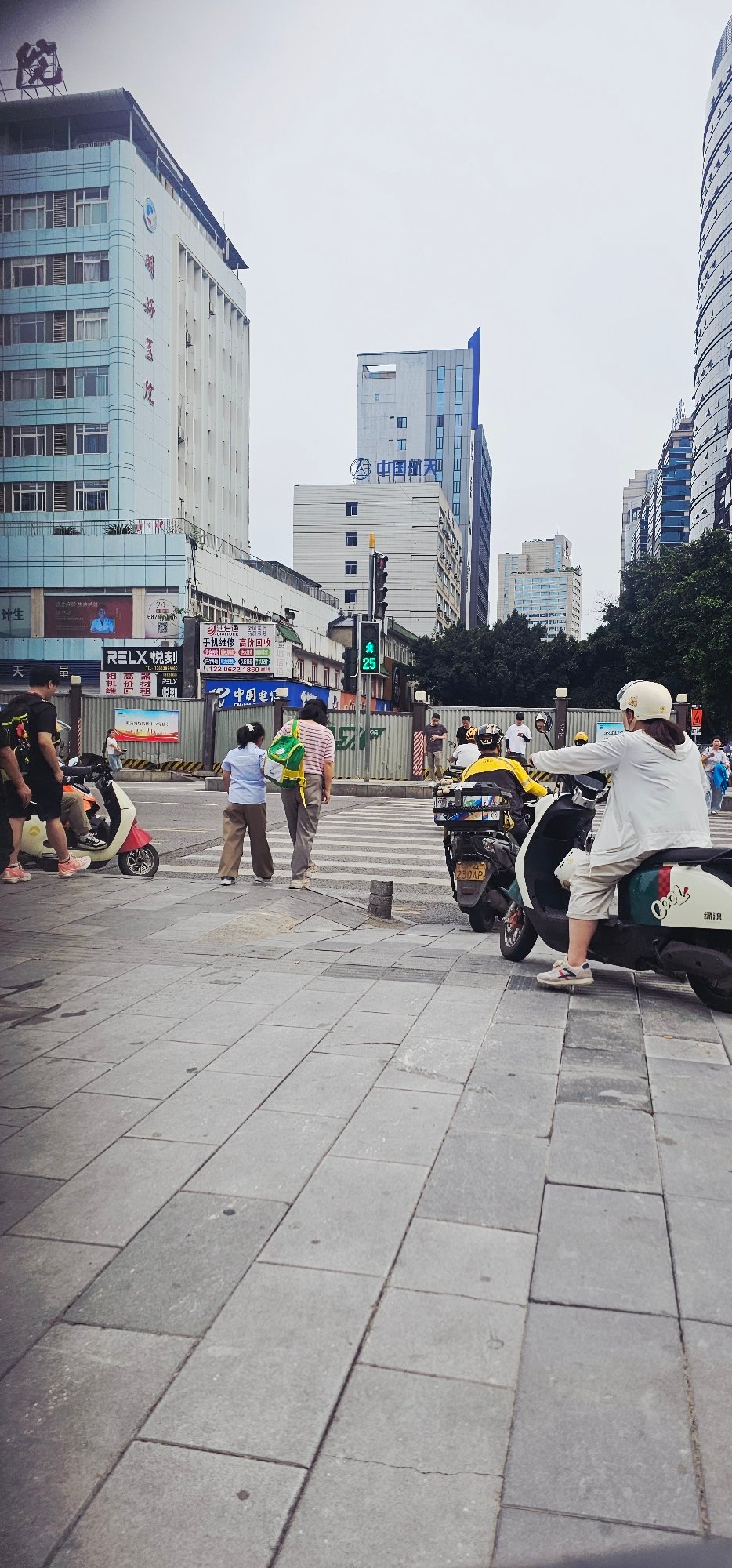Morning street life documented in Jiulongpo District, China