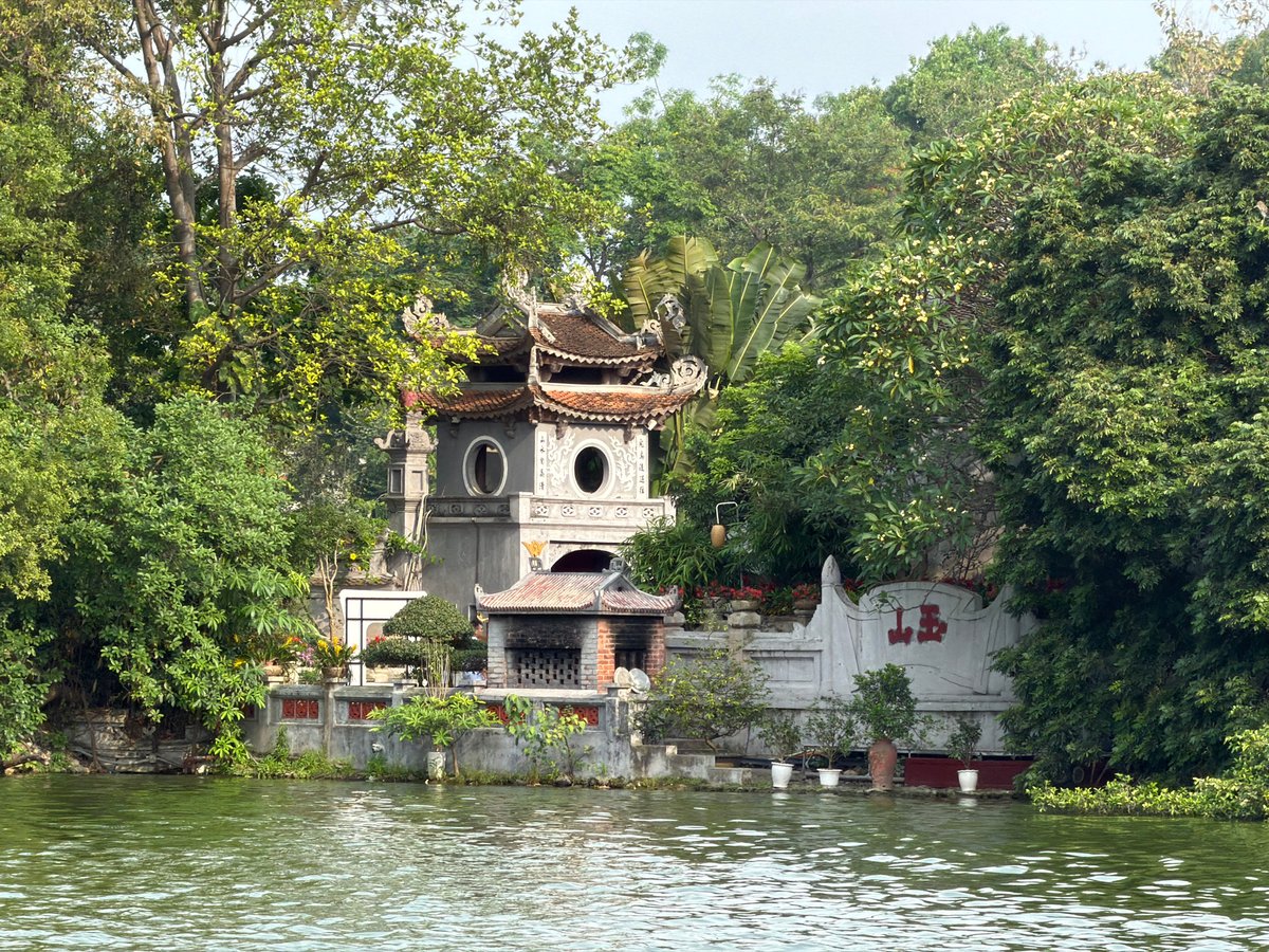 Morning scenes documented around Hanoi's temples and streets