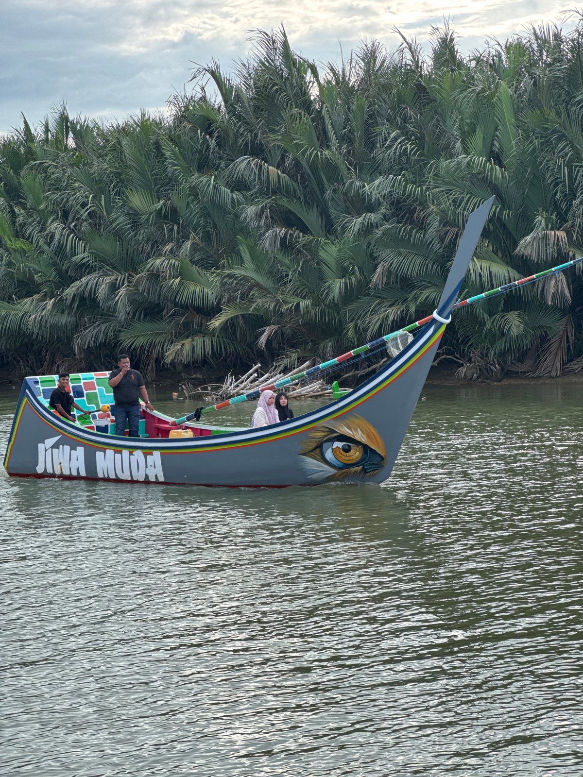 Traditional boats and river life along Reudeuep's calm waterways