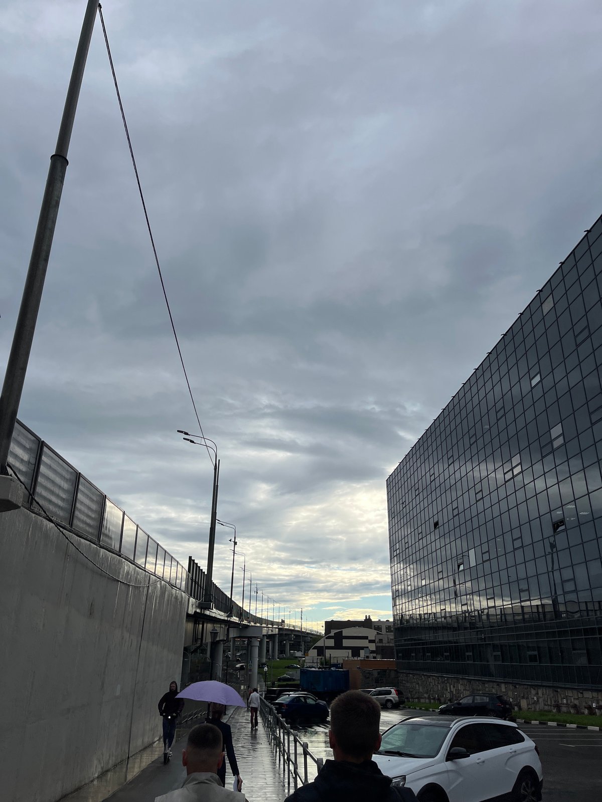 Afternoon street-level wandering through a cloudy Moscow neighborhood