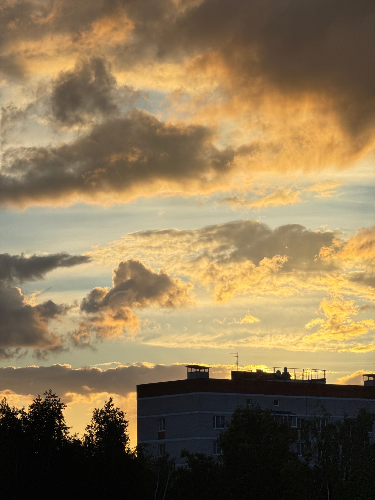 Ordinary moments documented across Izhevsk during evening hours