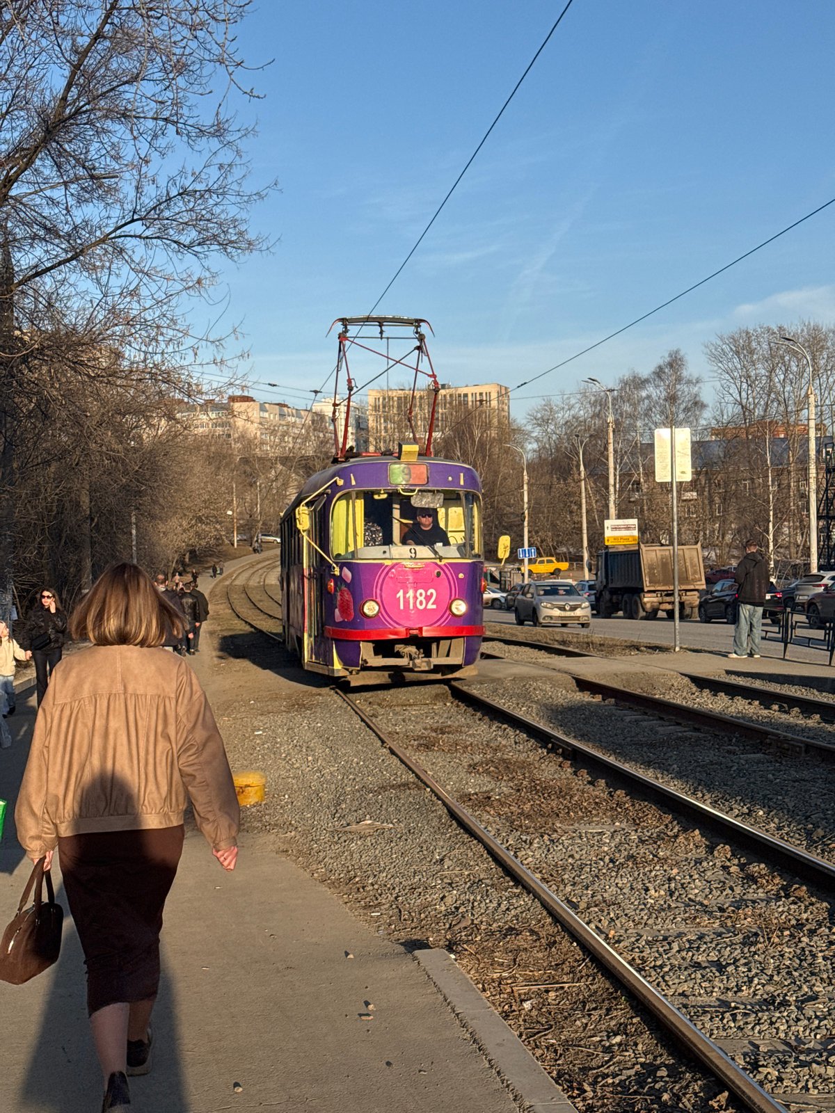 Ordinary afternoon street life documented across Izhevsk, Russia