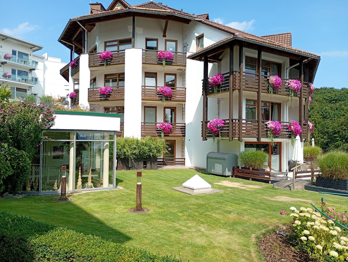 Inside a Bad Sachsa hotel: dining, bar, and lakeside views