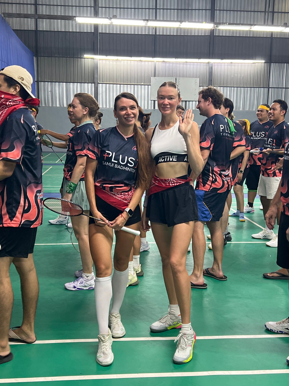 Plus 1 Samui Badminton club group photo on court