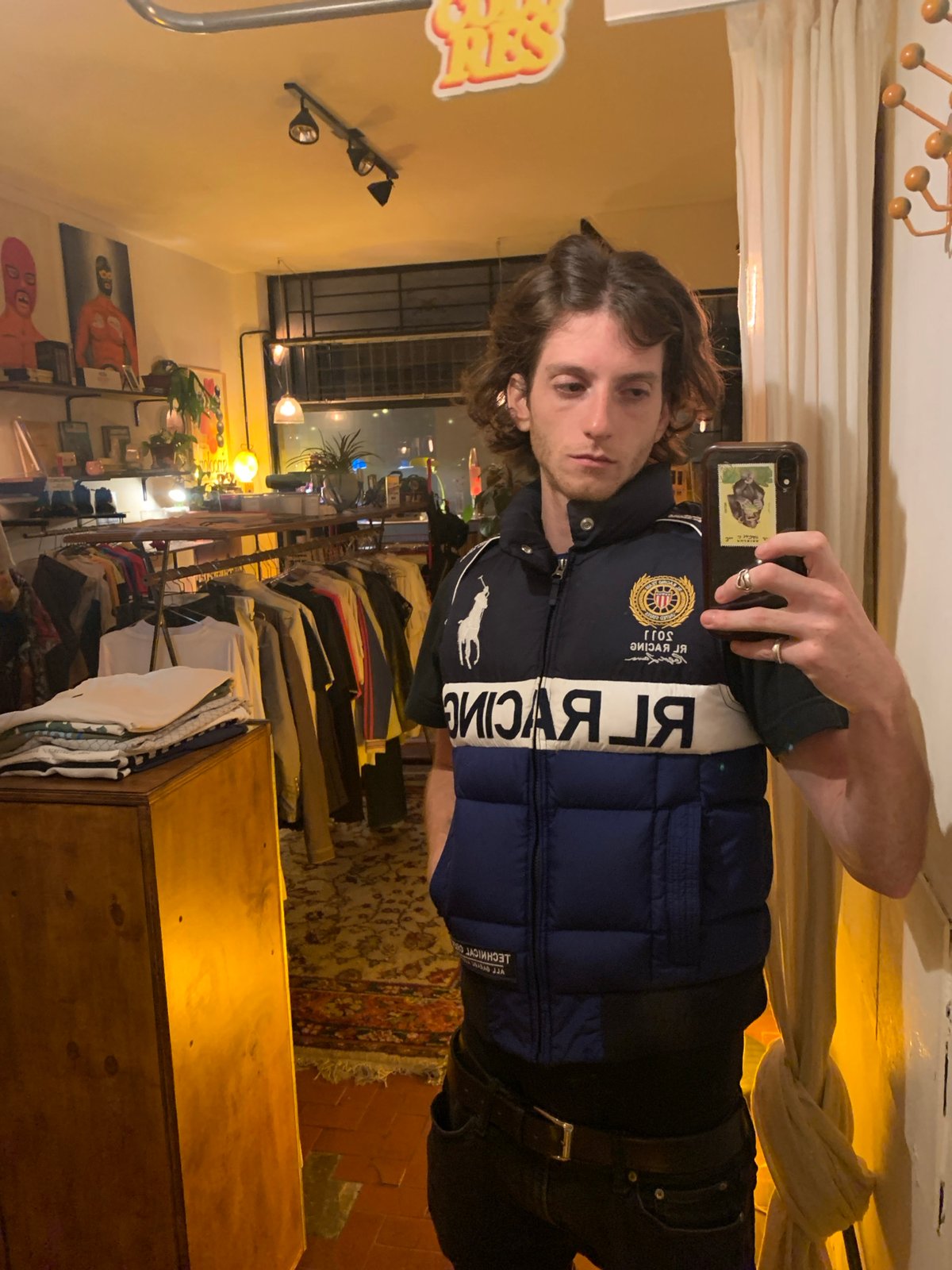 Man takes mirror selfie in Buenos Aires